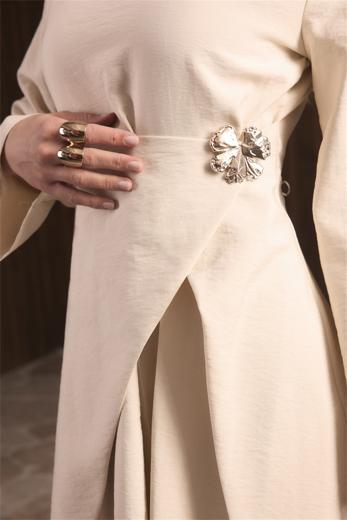 Zoye Önü Broşlu Cupra Elbise - Bej