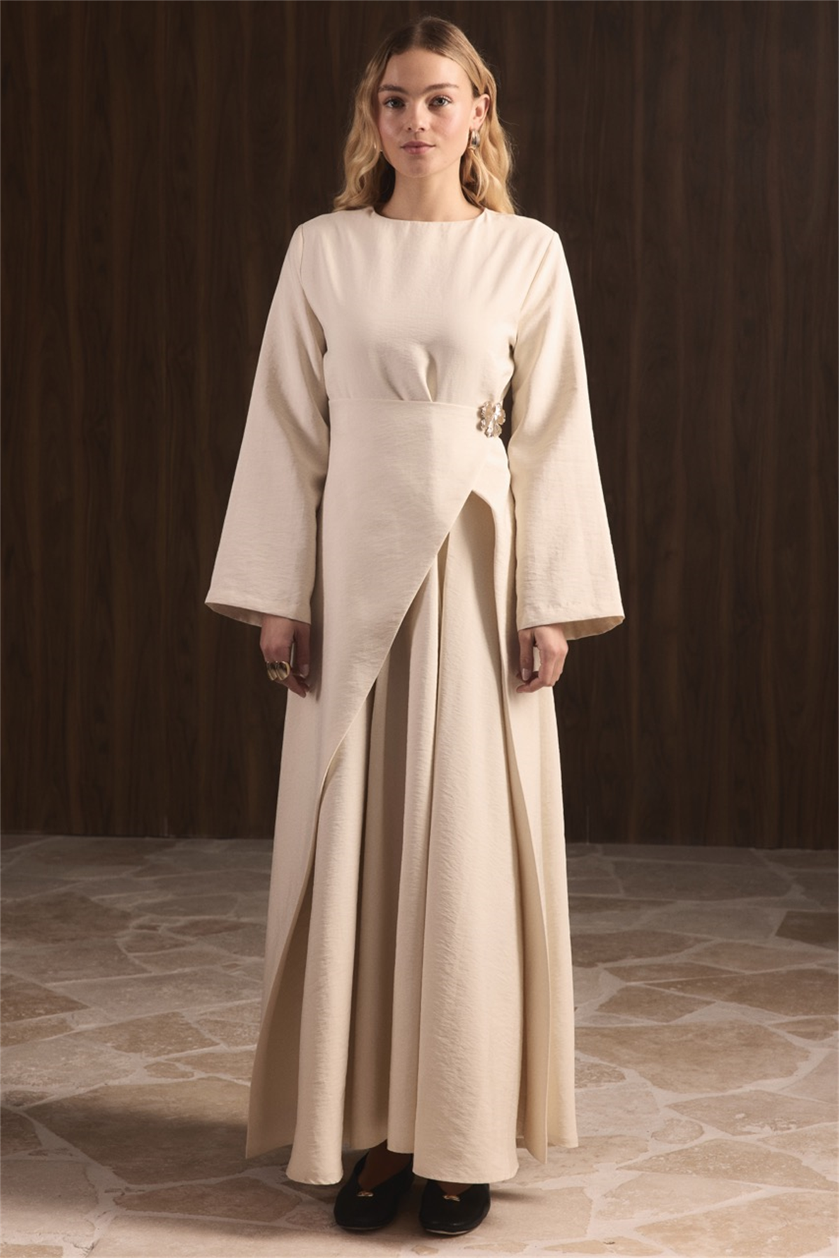 Zoye Önü Broşlu Cupra Elbise - Bej