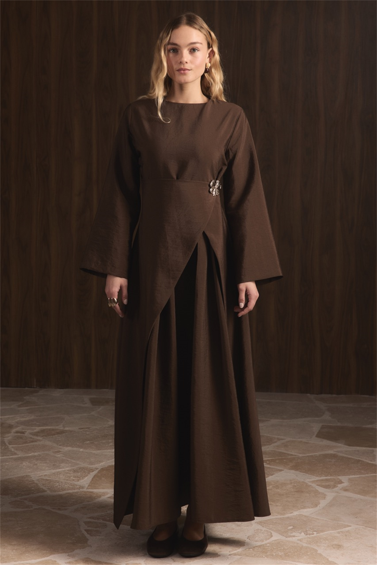 Zoye Önü Broşlu Cupra Elbise - Kahve