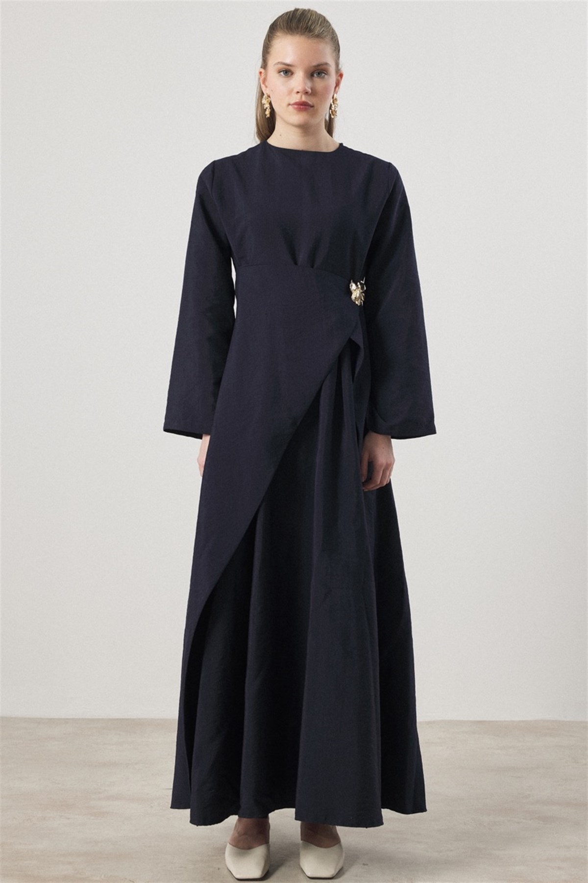 Zoye Önü Broşlu Cupra Elbise - Lacivert