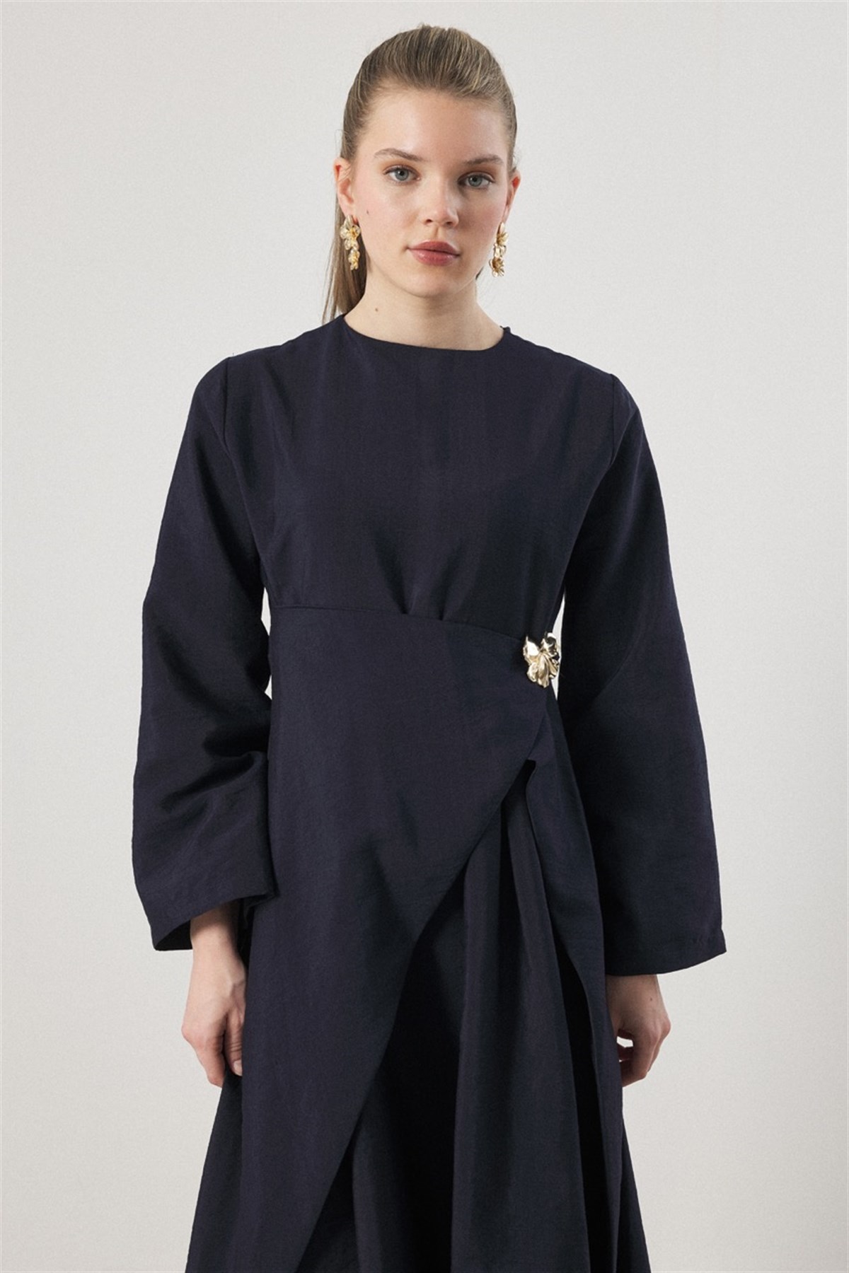 Zoye Önü Broşlu Cupra Elbise - Lacivert