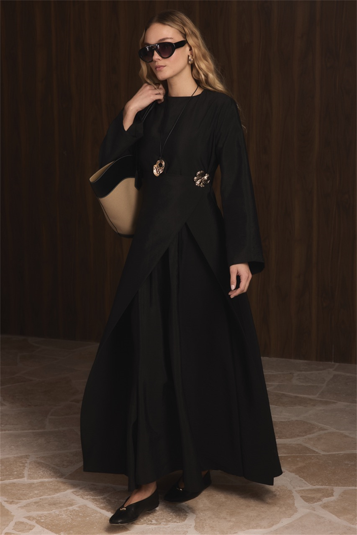 Zoye Önü Broşlu Cupra Elbise - Siyah