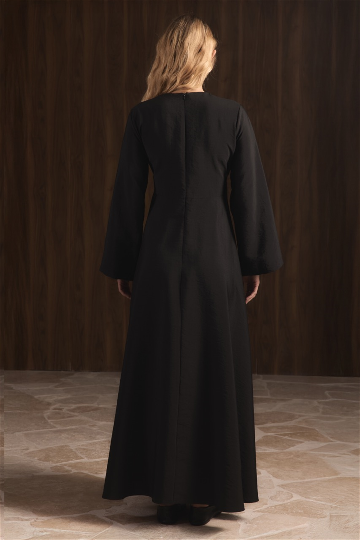 Zoye Önü Broşlu Cupra Elbise - Siyah