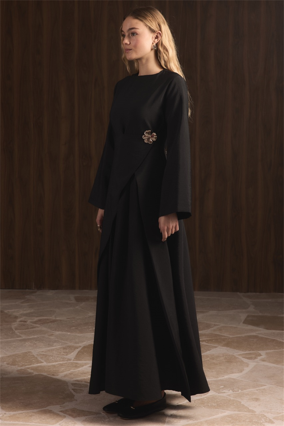 Zoye Önü Broşlu Cupra Elbise - Siyah