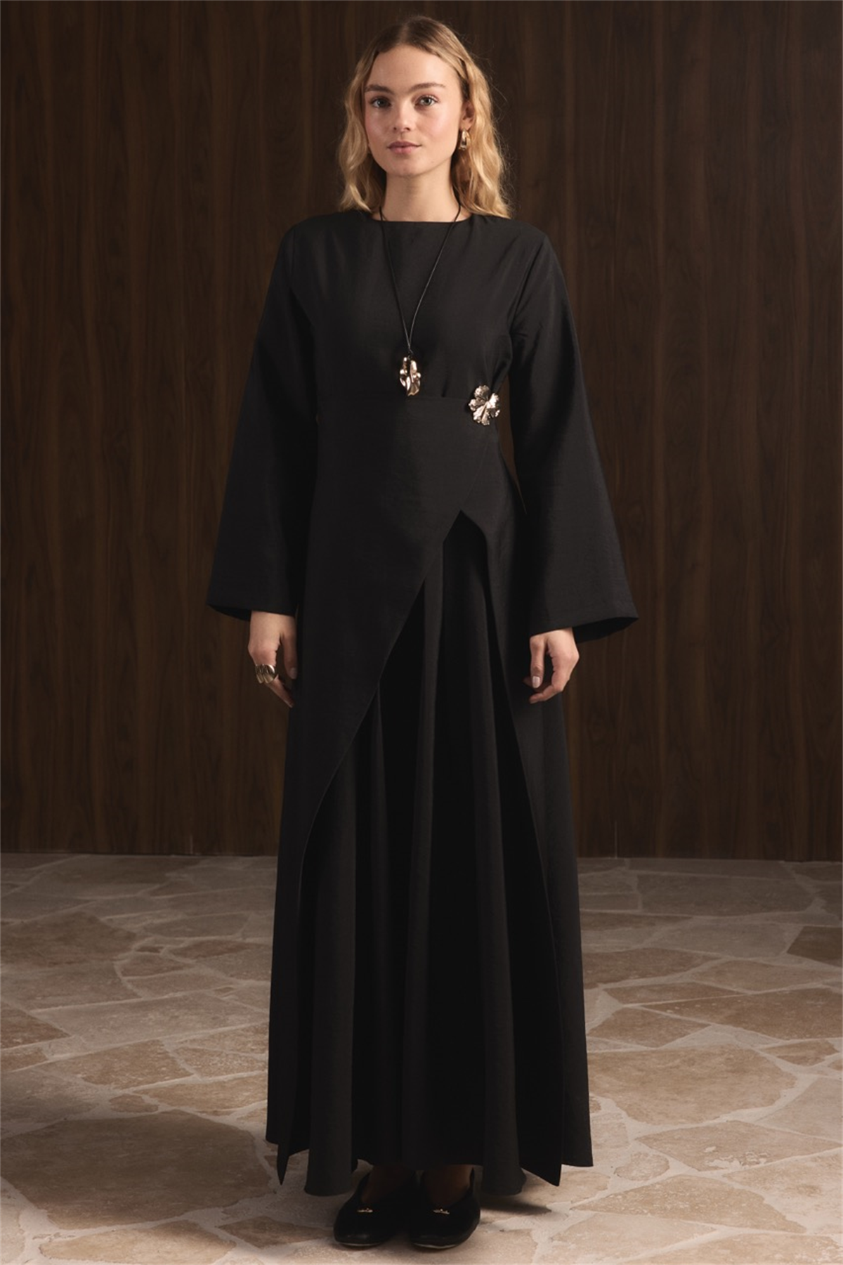 Zoye Önü Broşlu Cupra Elbise - Siyah