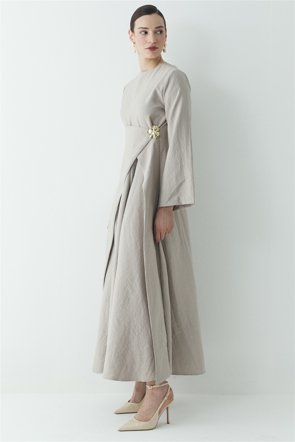 Zoye Önü Broşlu Cupra Elbise - Taş