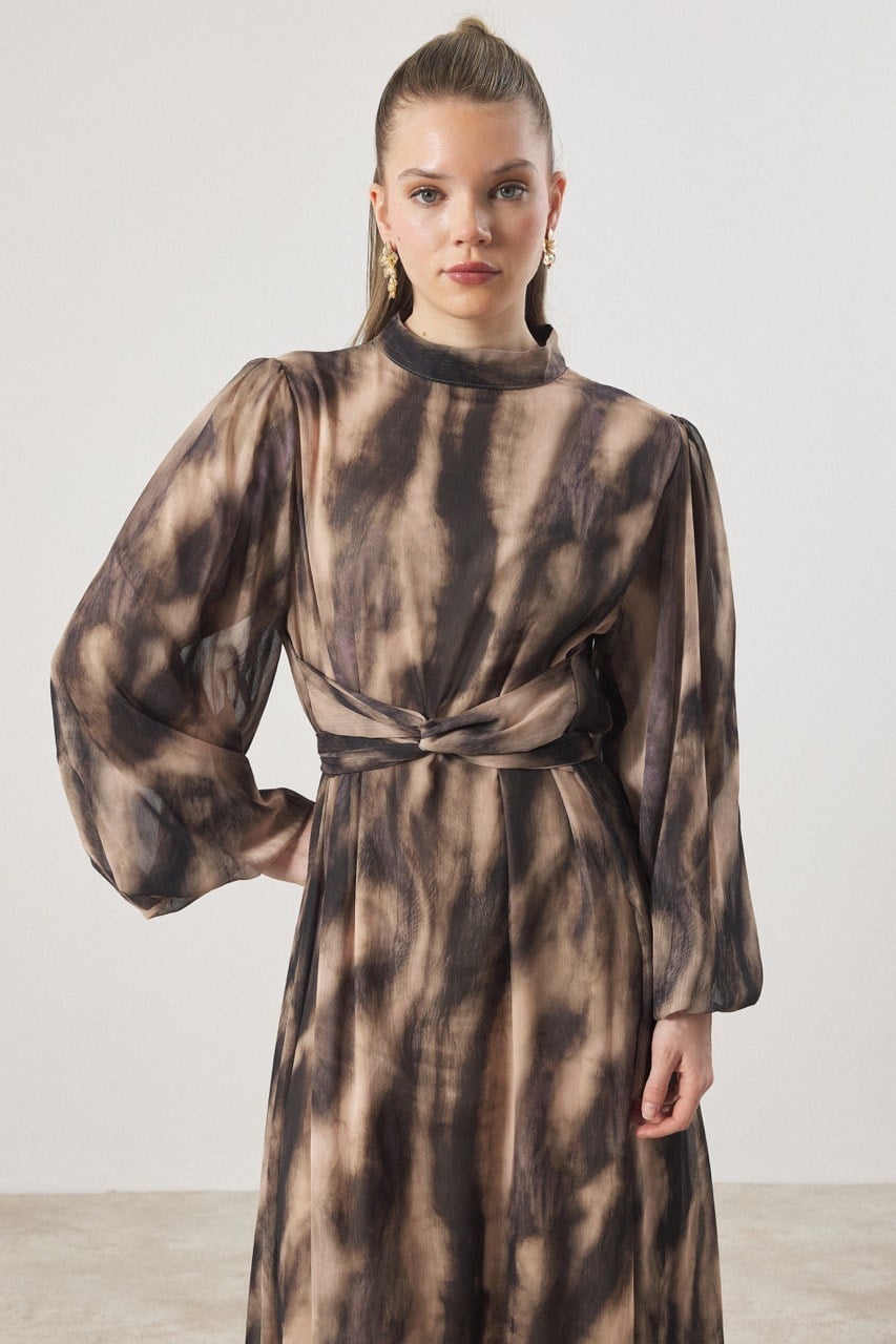 Bel Bağlama Detaylı Yoryo Şifon Baskılı Elbise - Siyah