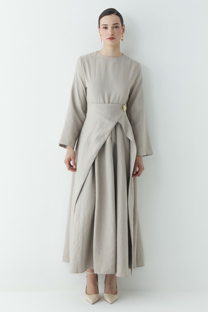 Zoye Önü Broşlu Cupra Elbise - Taş