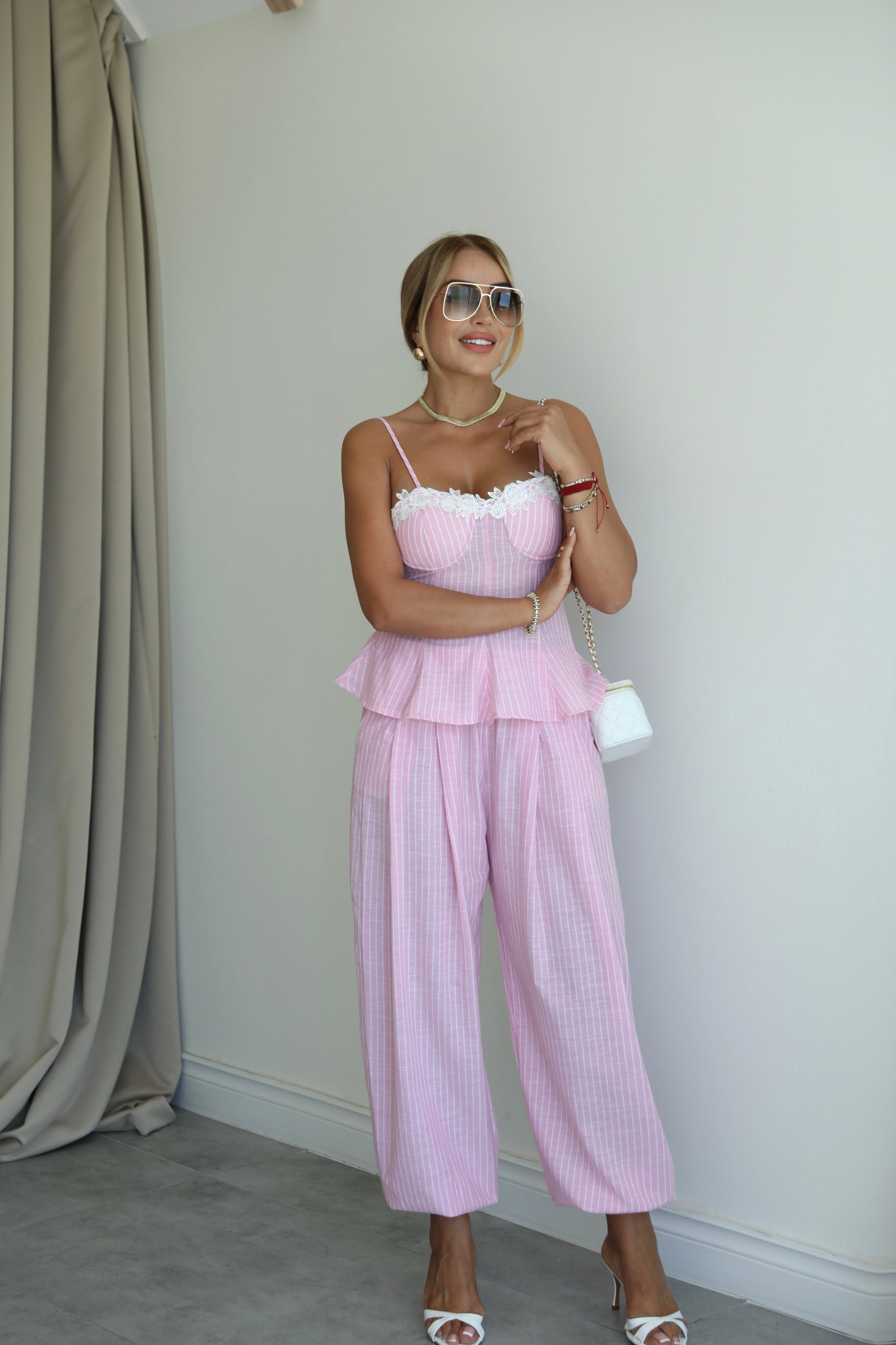 Pembe Beyaz Çizgili Keten Balenli Takım 