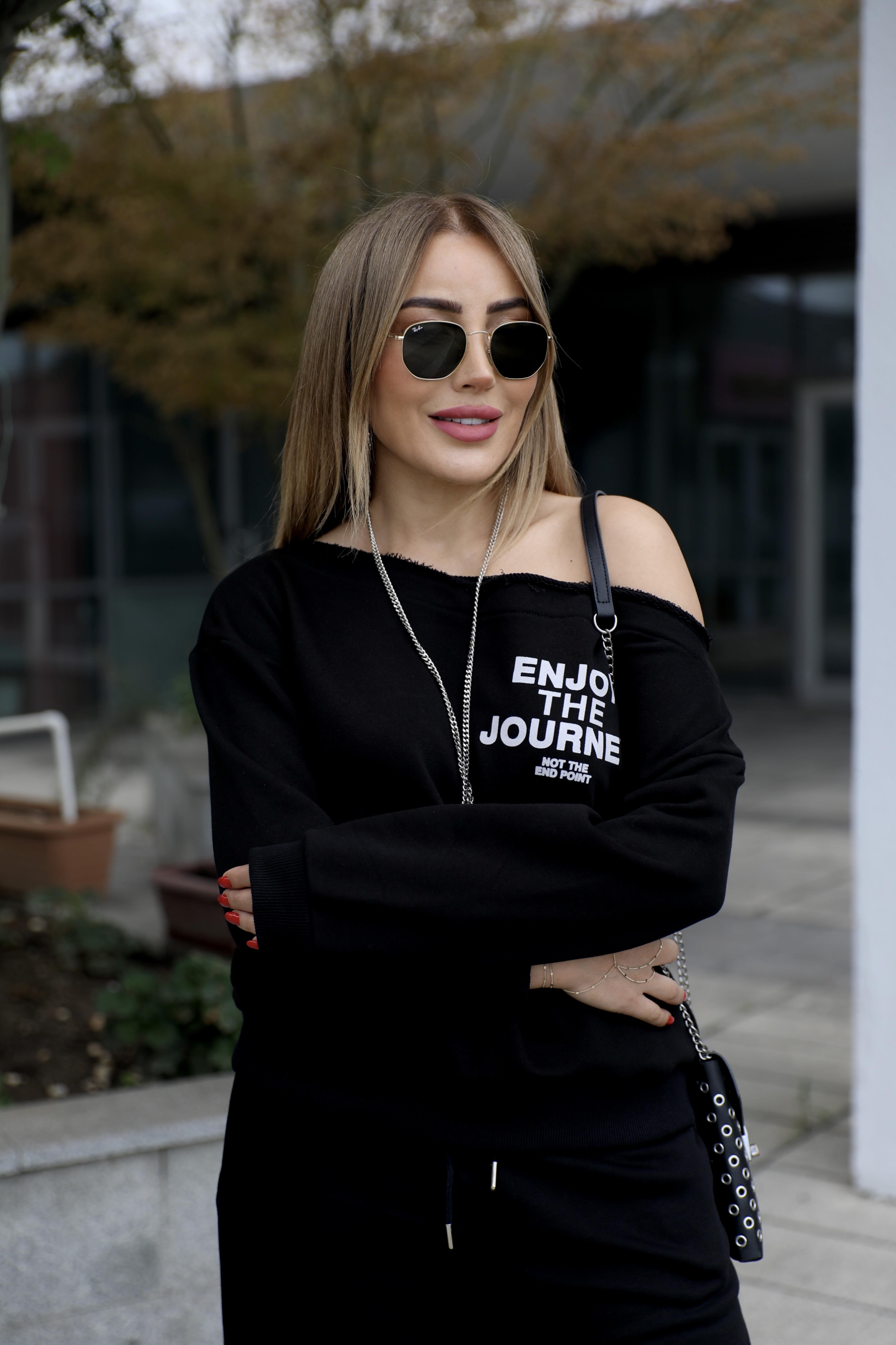 Siyah Yazı Detaylı Kayık Yaka Sweat