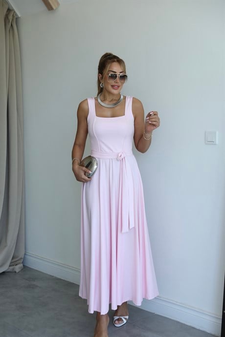Pembe Kare Yaka Kuşaklı Elbise