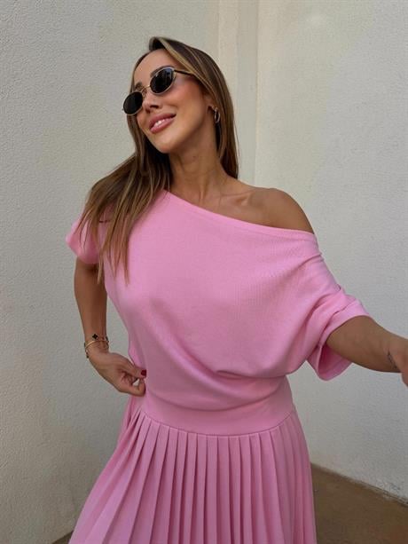 Pembe Piliseli Düşük Omuz Elbise 