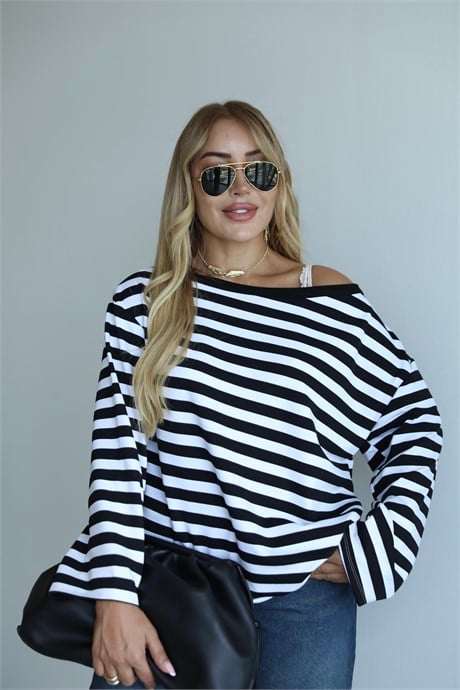 Siyah Beyaz Çizgili Kayık Yaka Basic T-shirt 