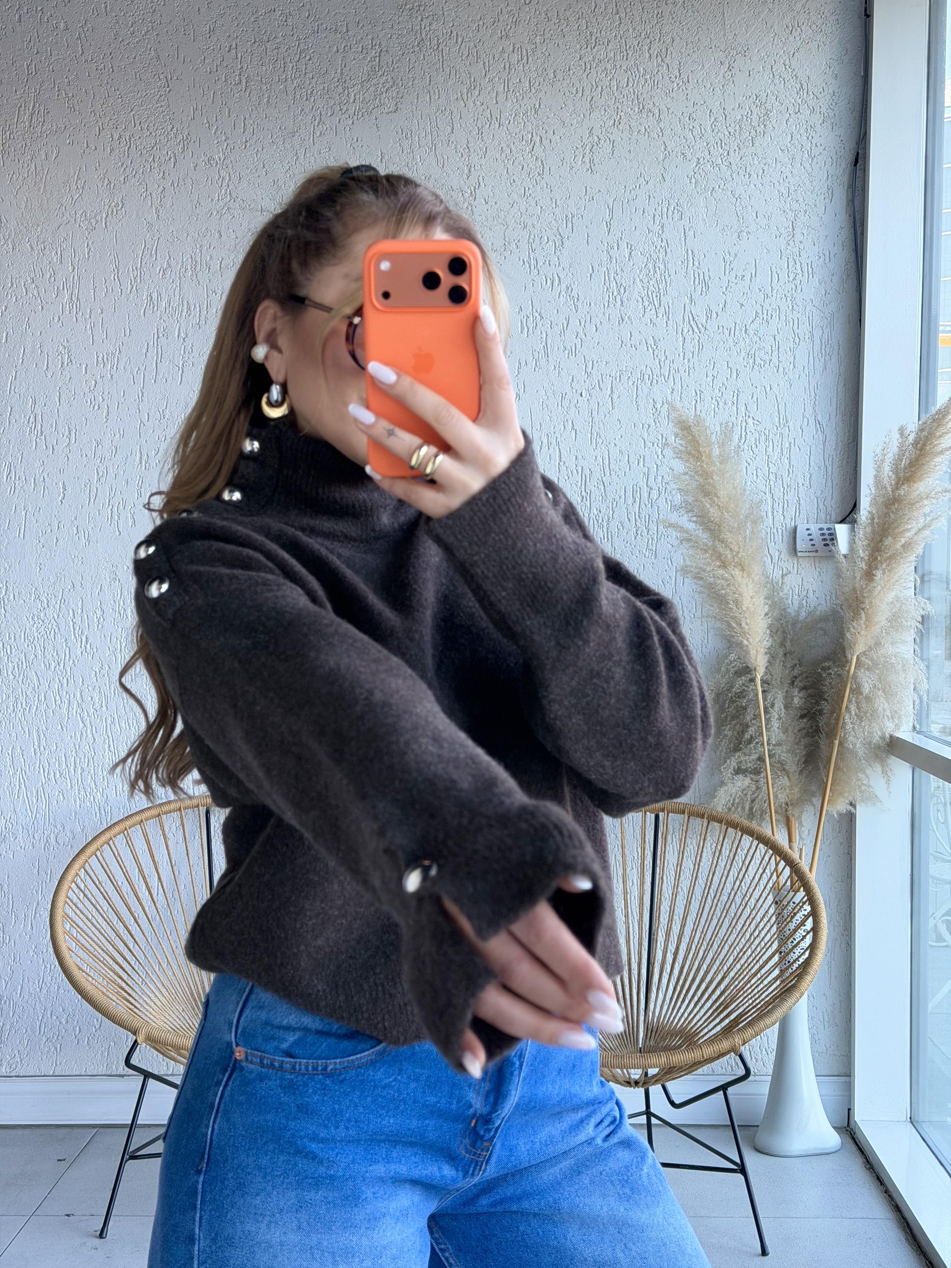 Acı Kahve Yaka Düğmeli Kazak