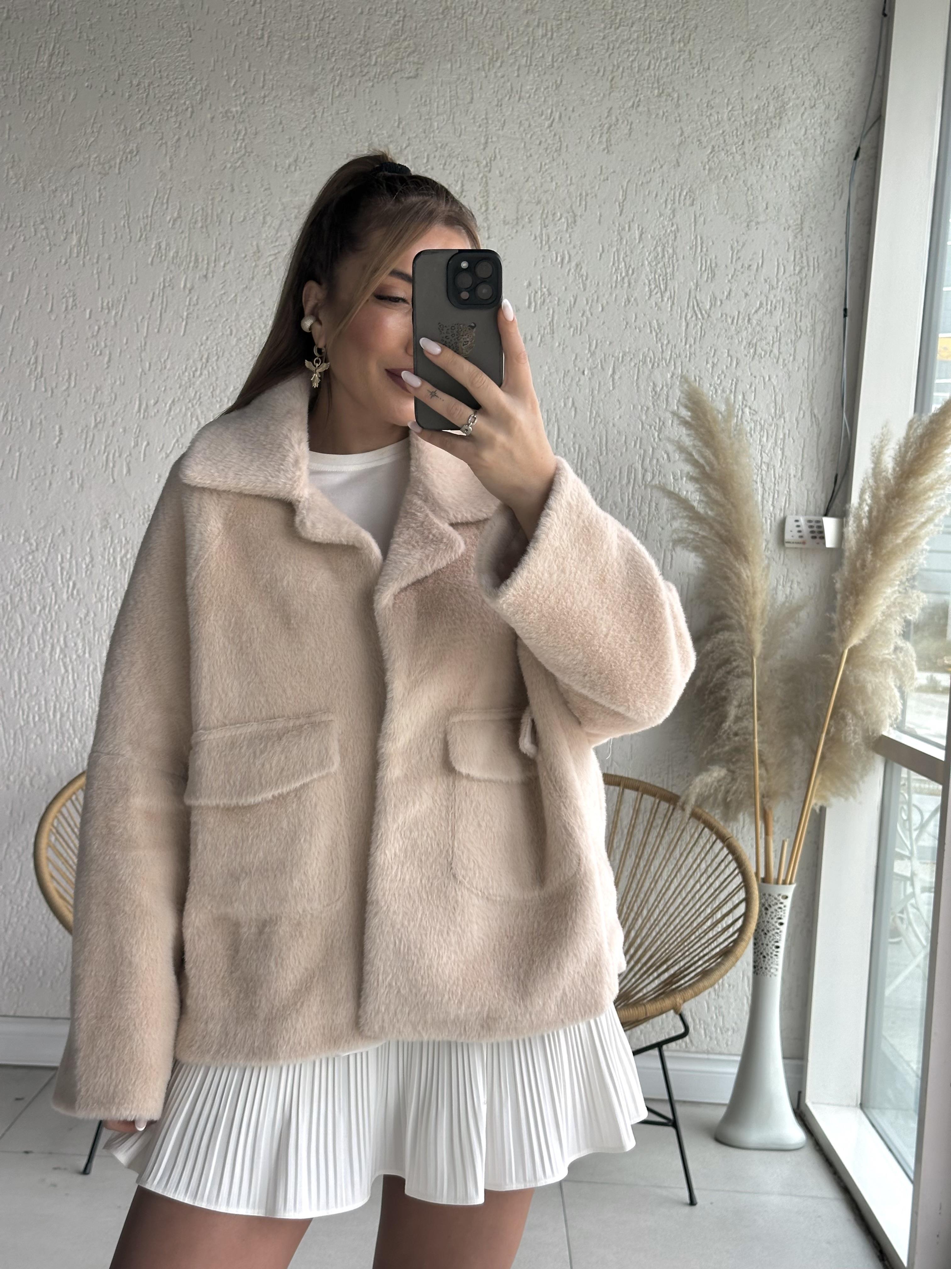 Bej Cep Detaylı Peluş Mont