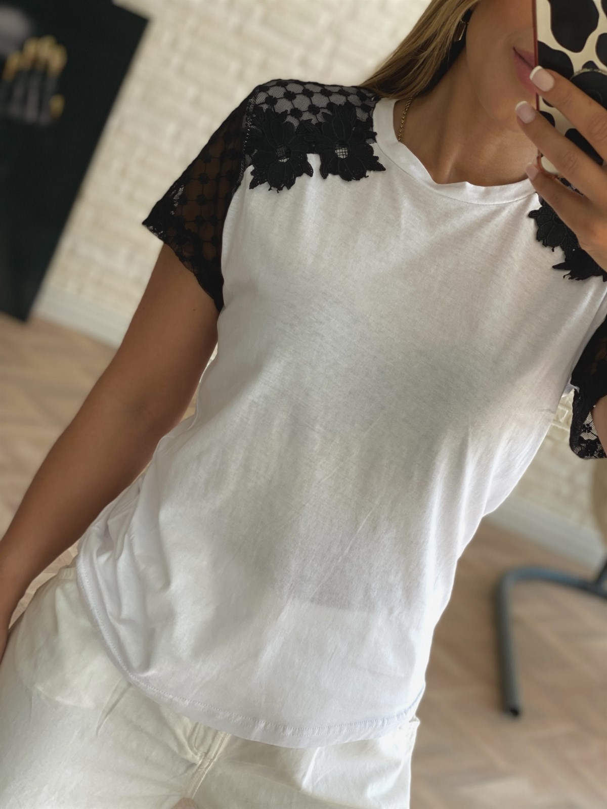 Beyaz Omuzları Siyah Güpür Detaylı T-shirt 