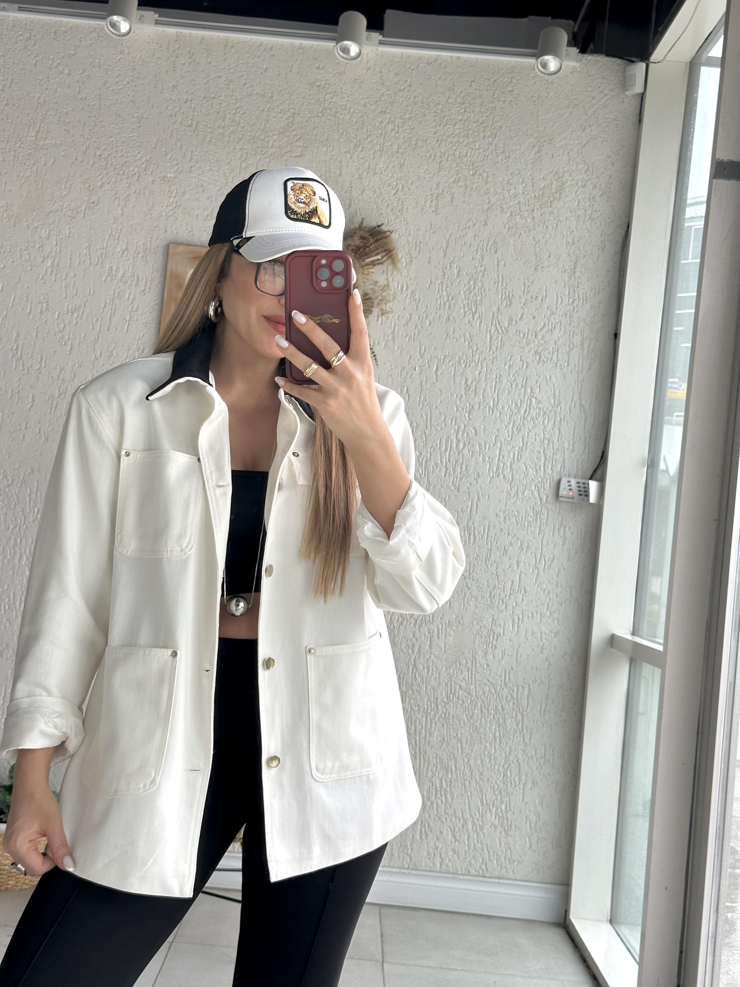 Beyaz Yaka Detaylı Ceket