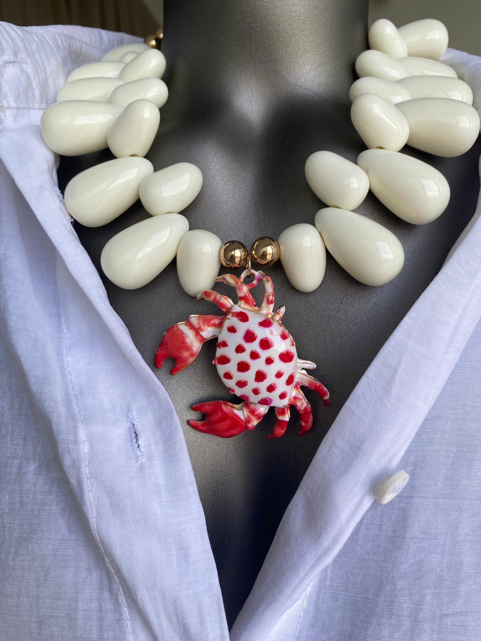 Ekru Yengeç Detaylı Kolye