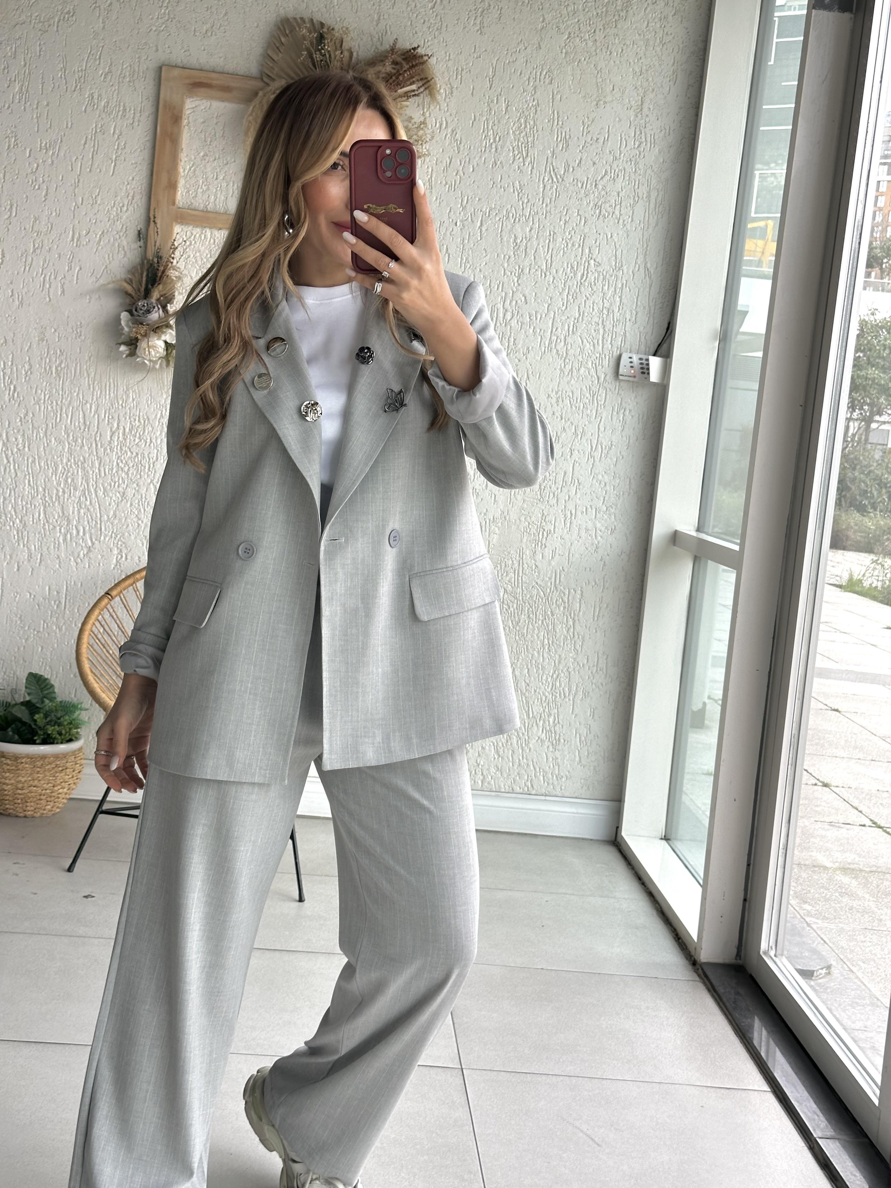 Gri Çizgili Broşlu Ceket Pantolon Takım 