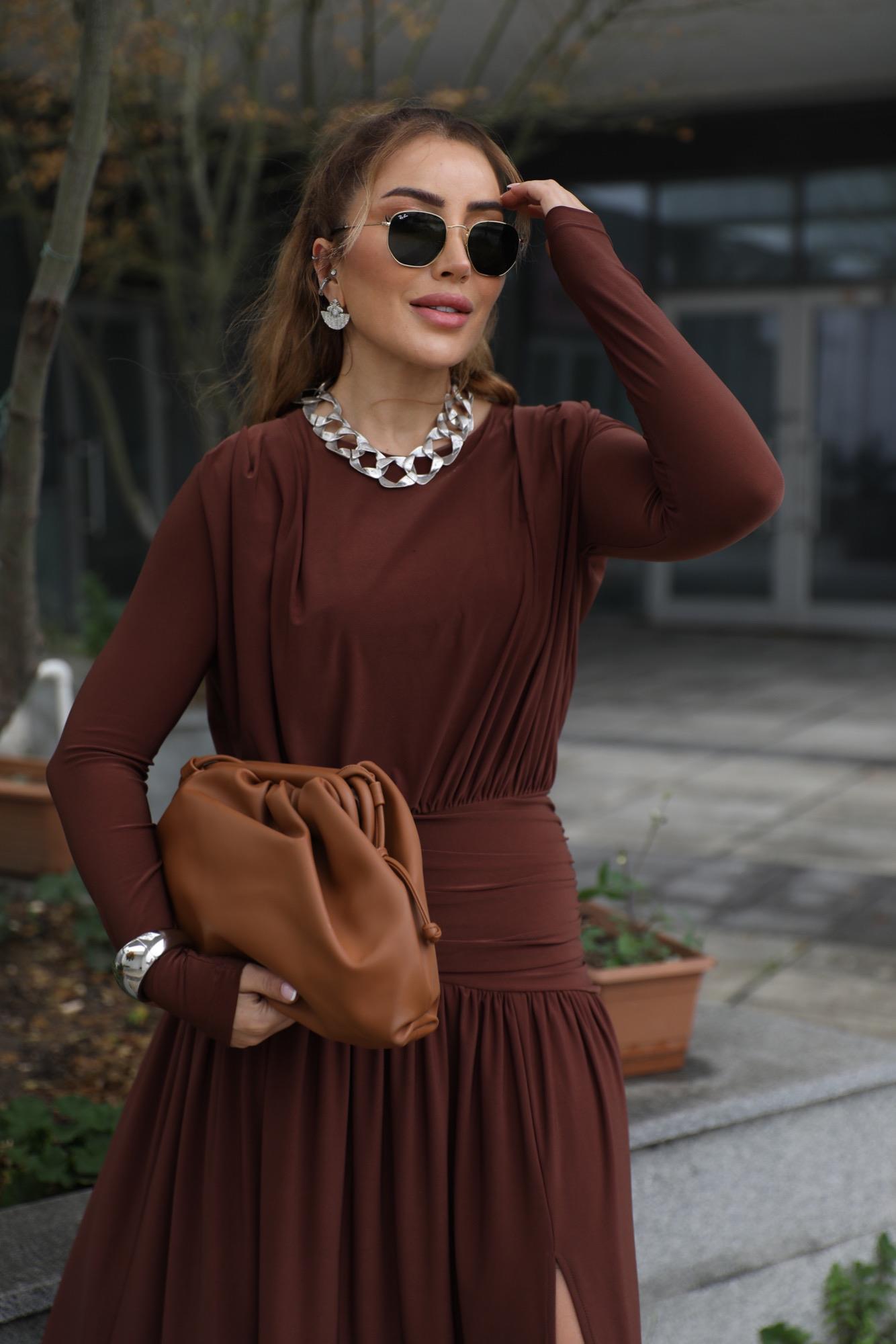 Kahve Drapeli Uzun Yırtmaçlı Elbise 