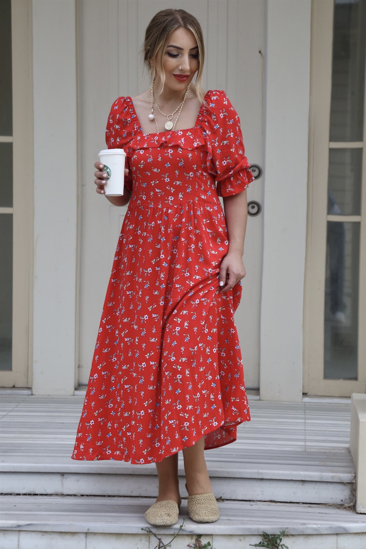 Kırmızı Çiçekli Sırtı Gipeli Elbise