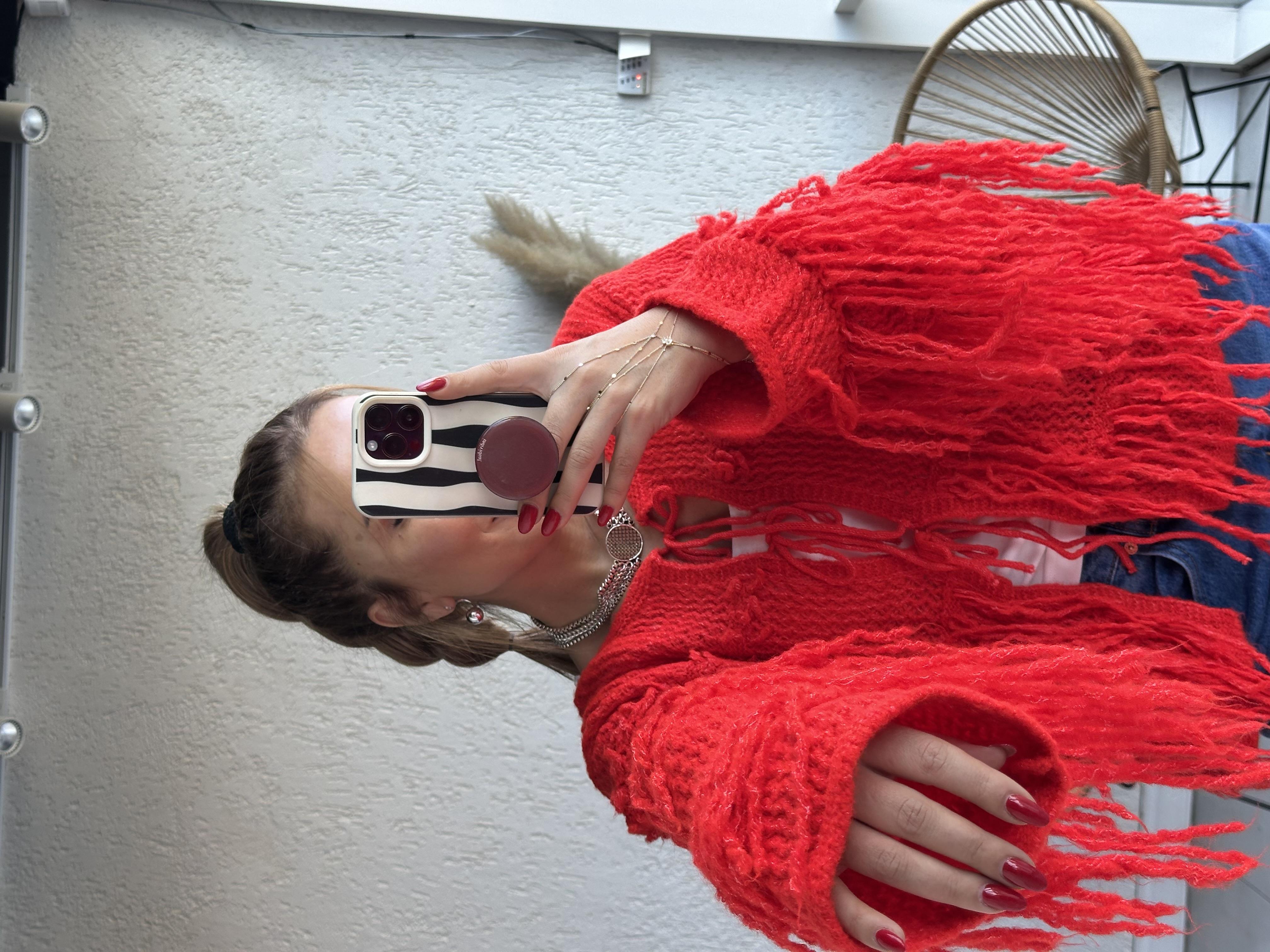 Kırmızı Püsküllü Hırka