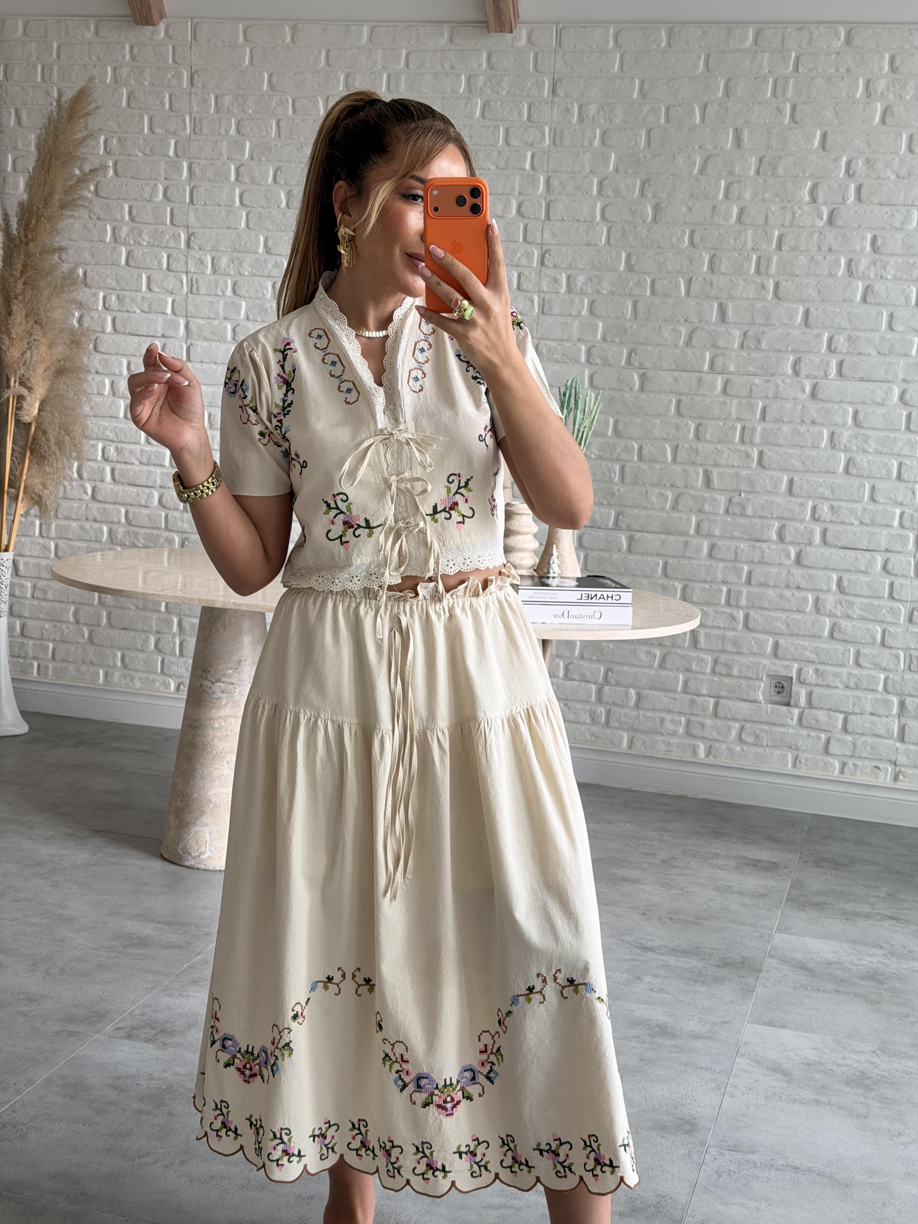 Krem Nakışlı Etek Gömlek Takım