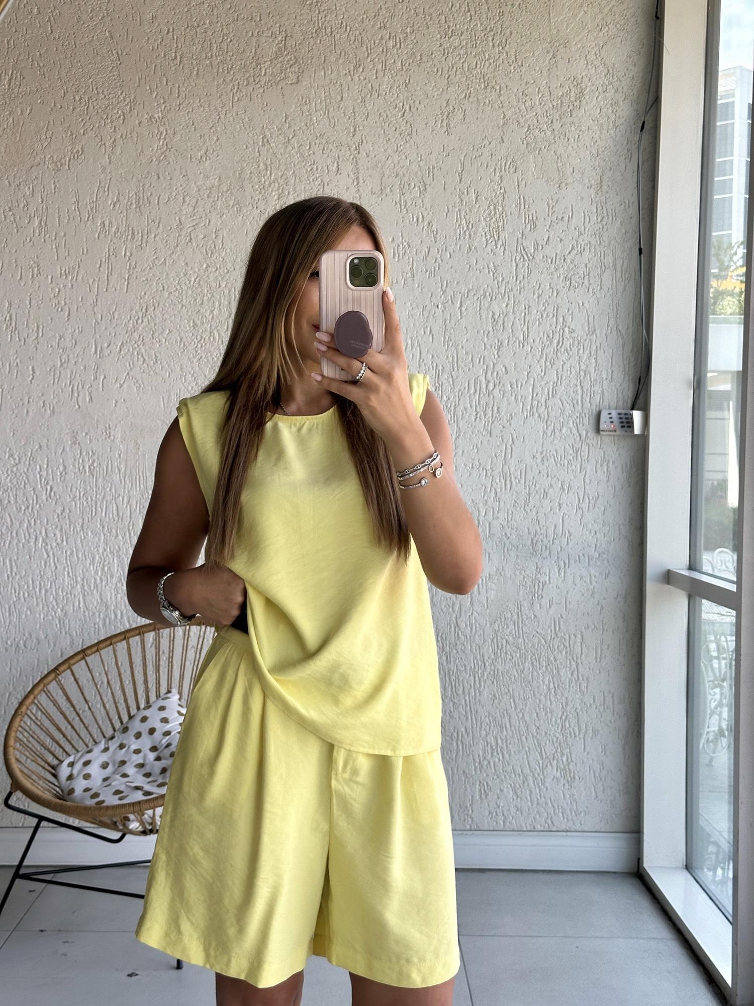 Sarı Vatkalı Kemerli Şort Bluz Takım