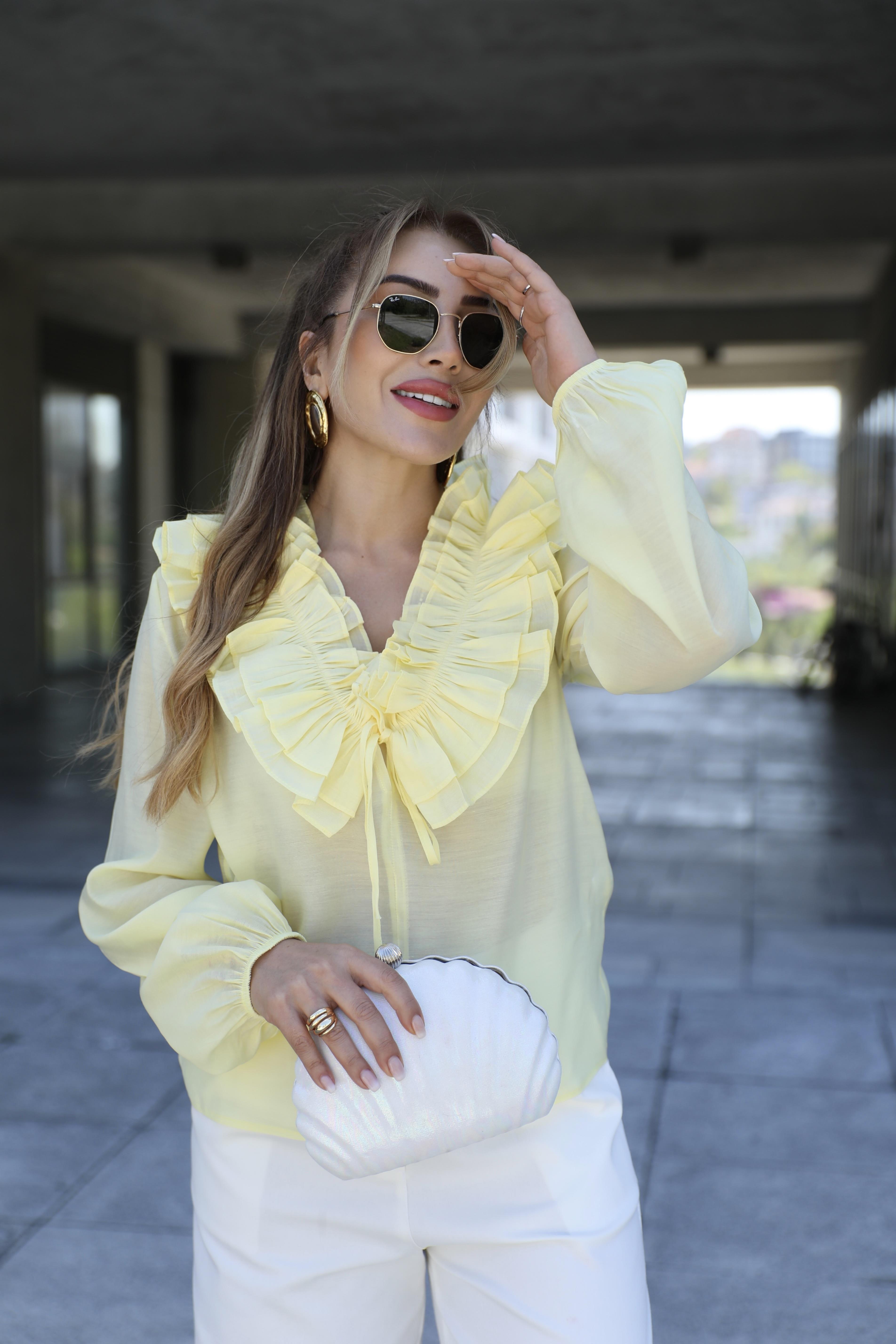 Sarı Volan Detaylı V Yaka Gömlek