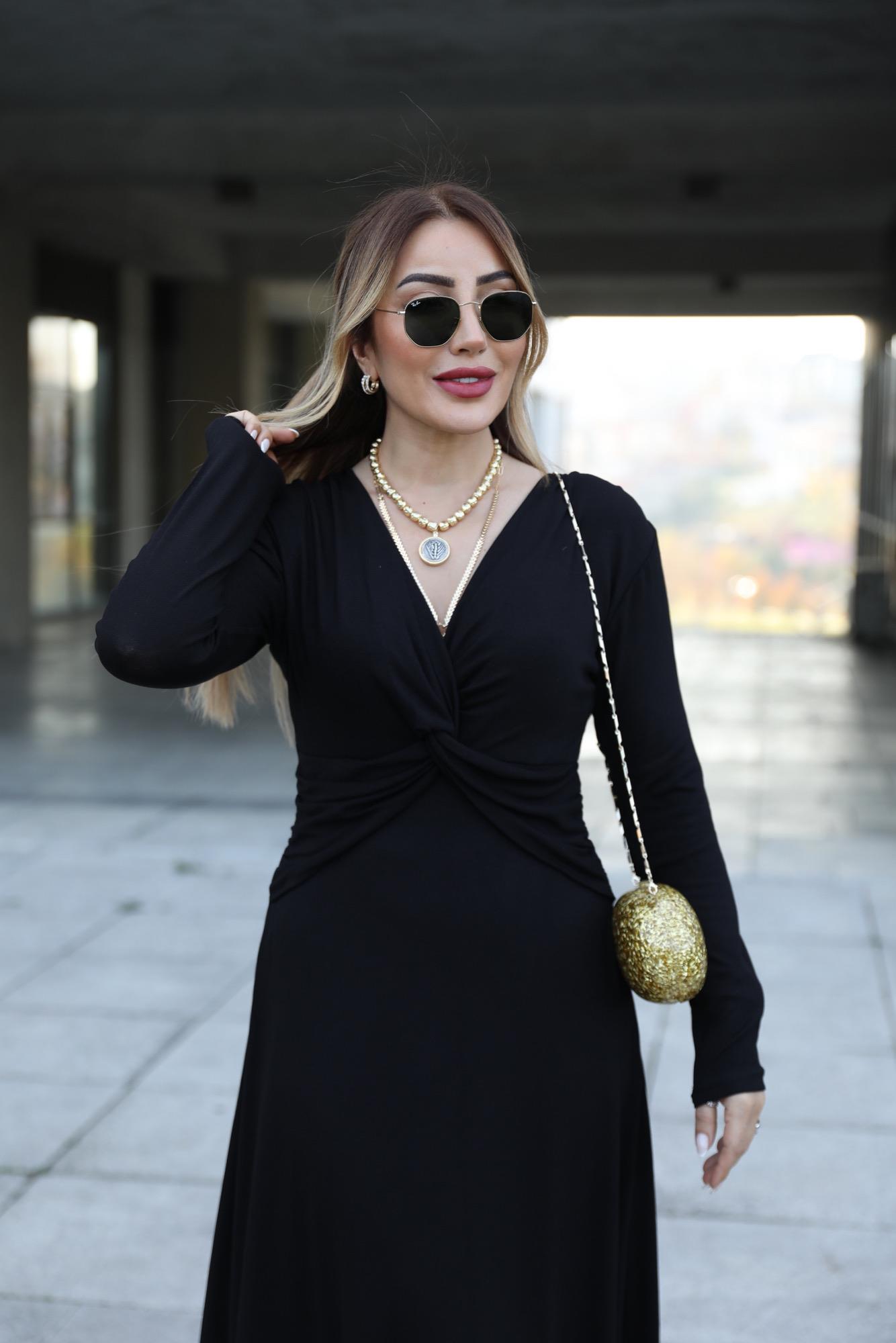 Siyah Burgu Detaylı Triko Çan Elbise