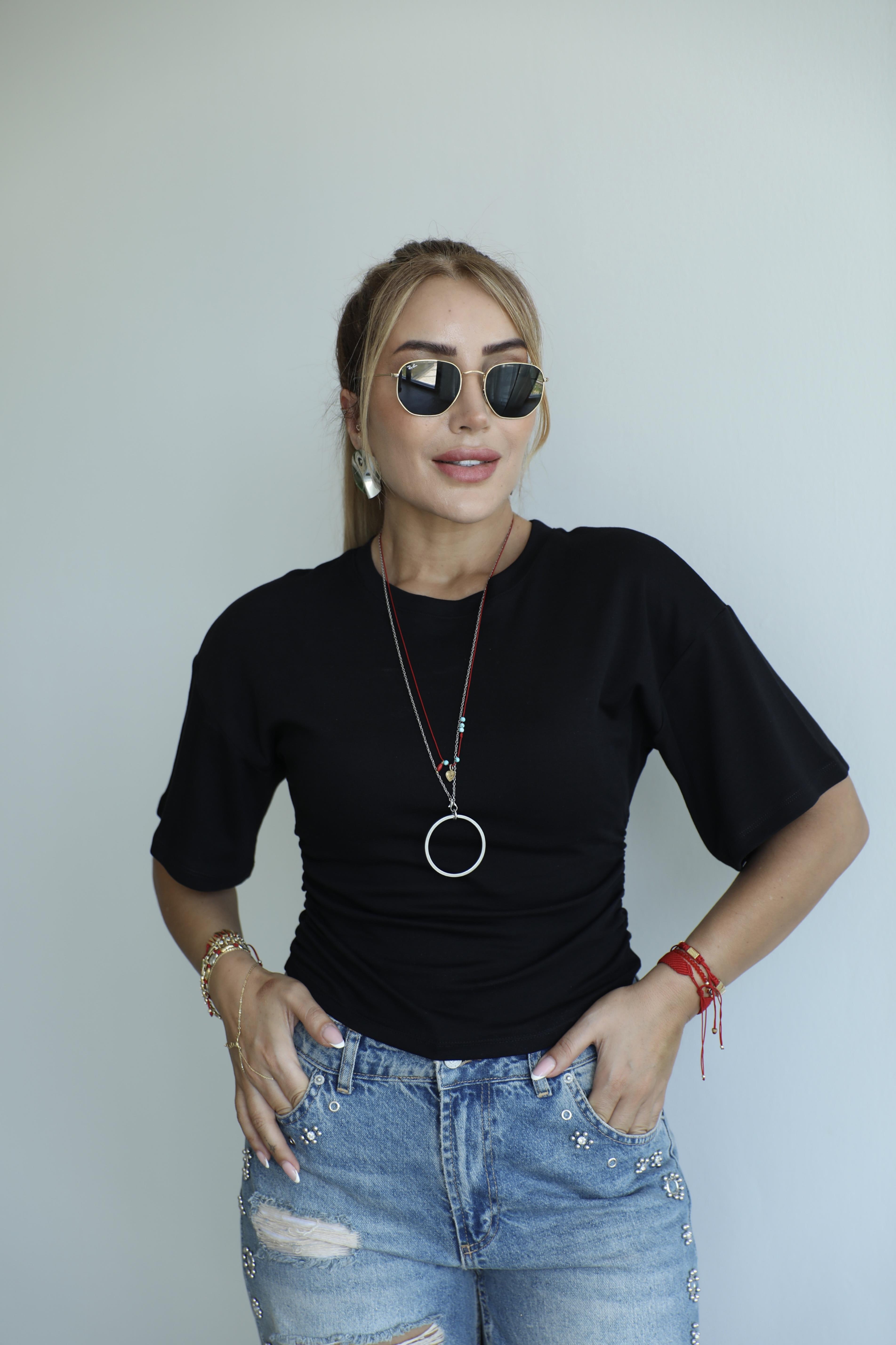 Siyah Büzgü Detaylı T-shirt