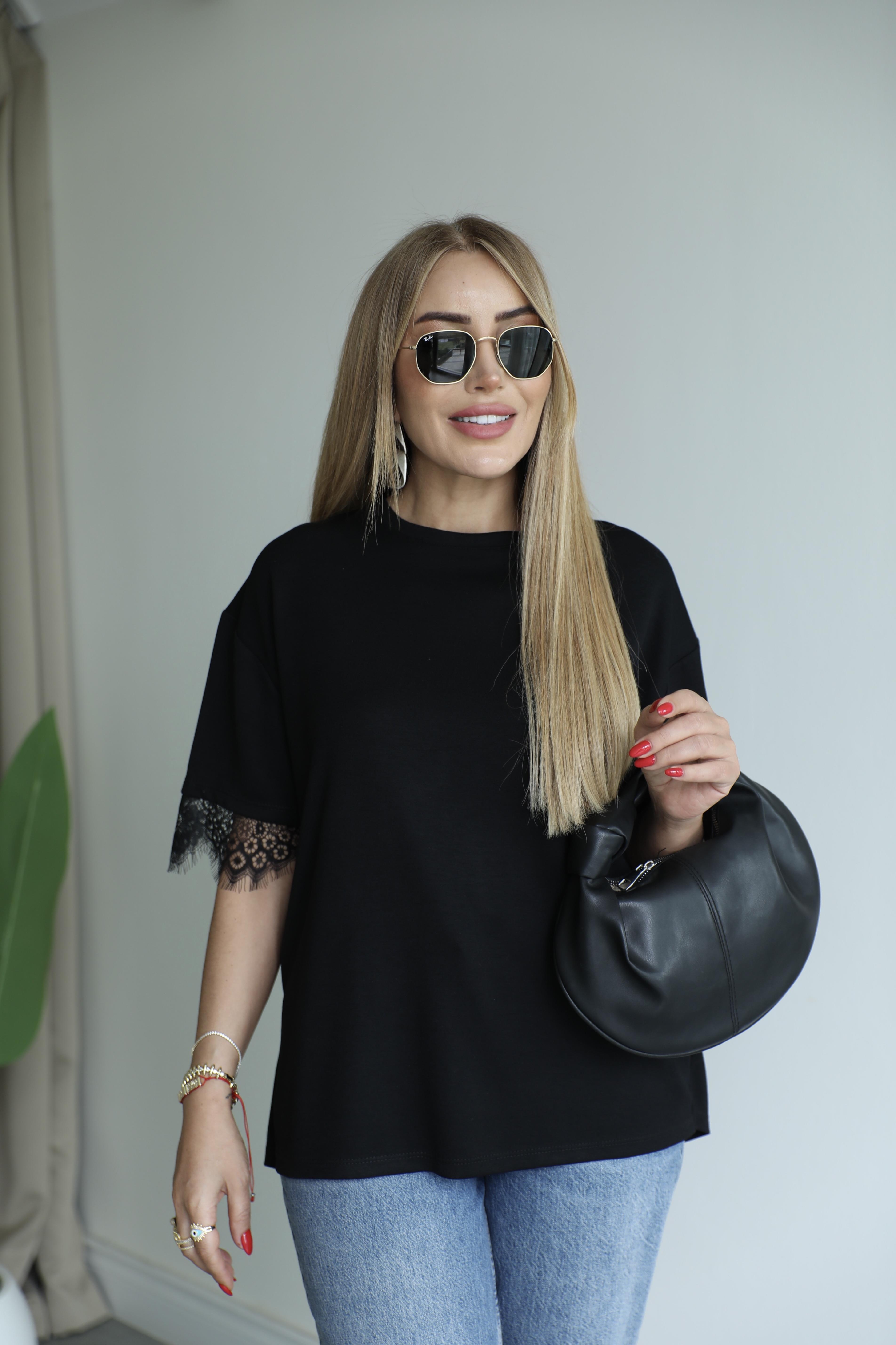 Siyah Dantel Dekolteli T-shirt