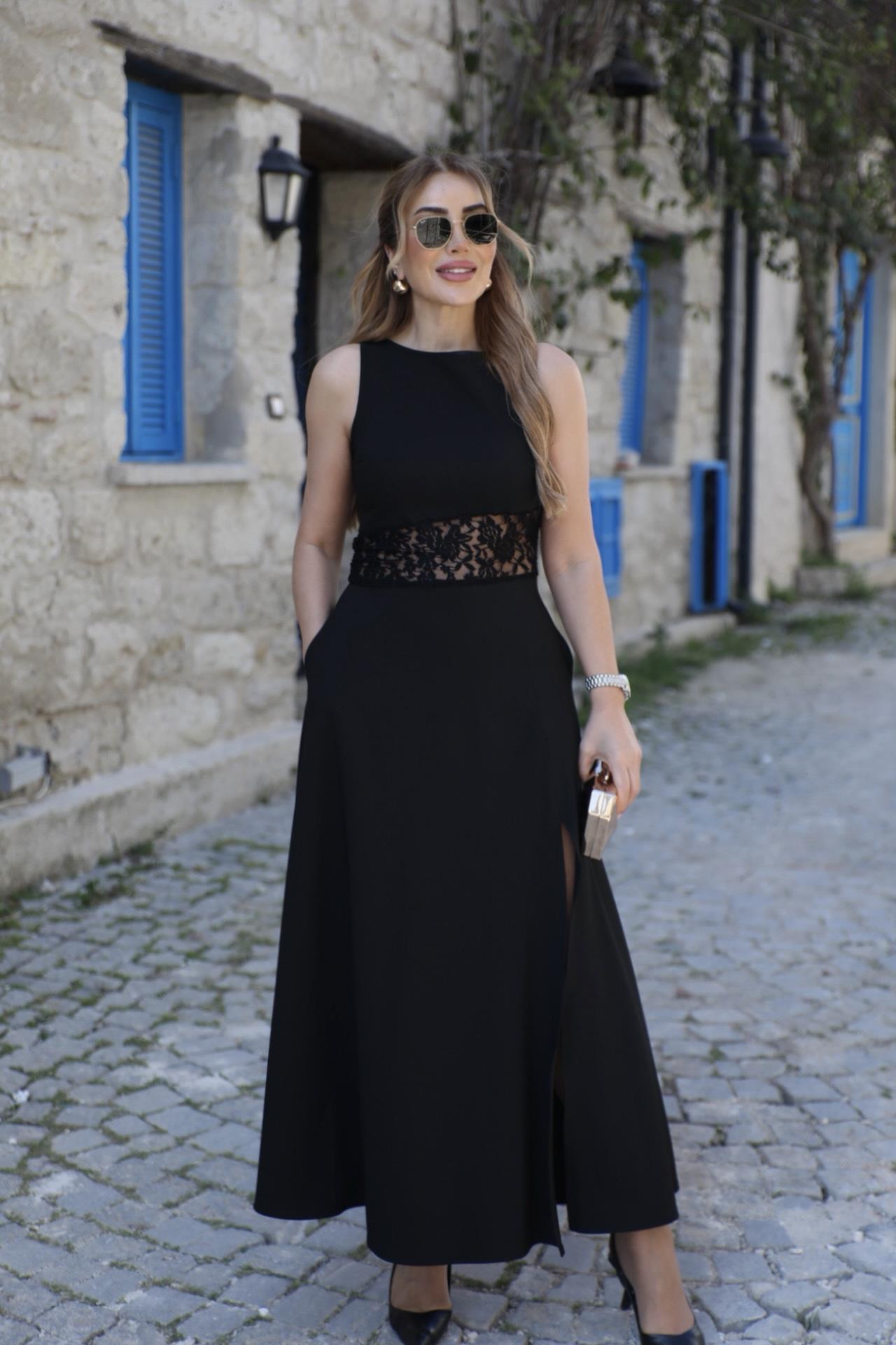 Siyah Dantel Detaylı Yırtmaçlı Elbise 