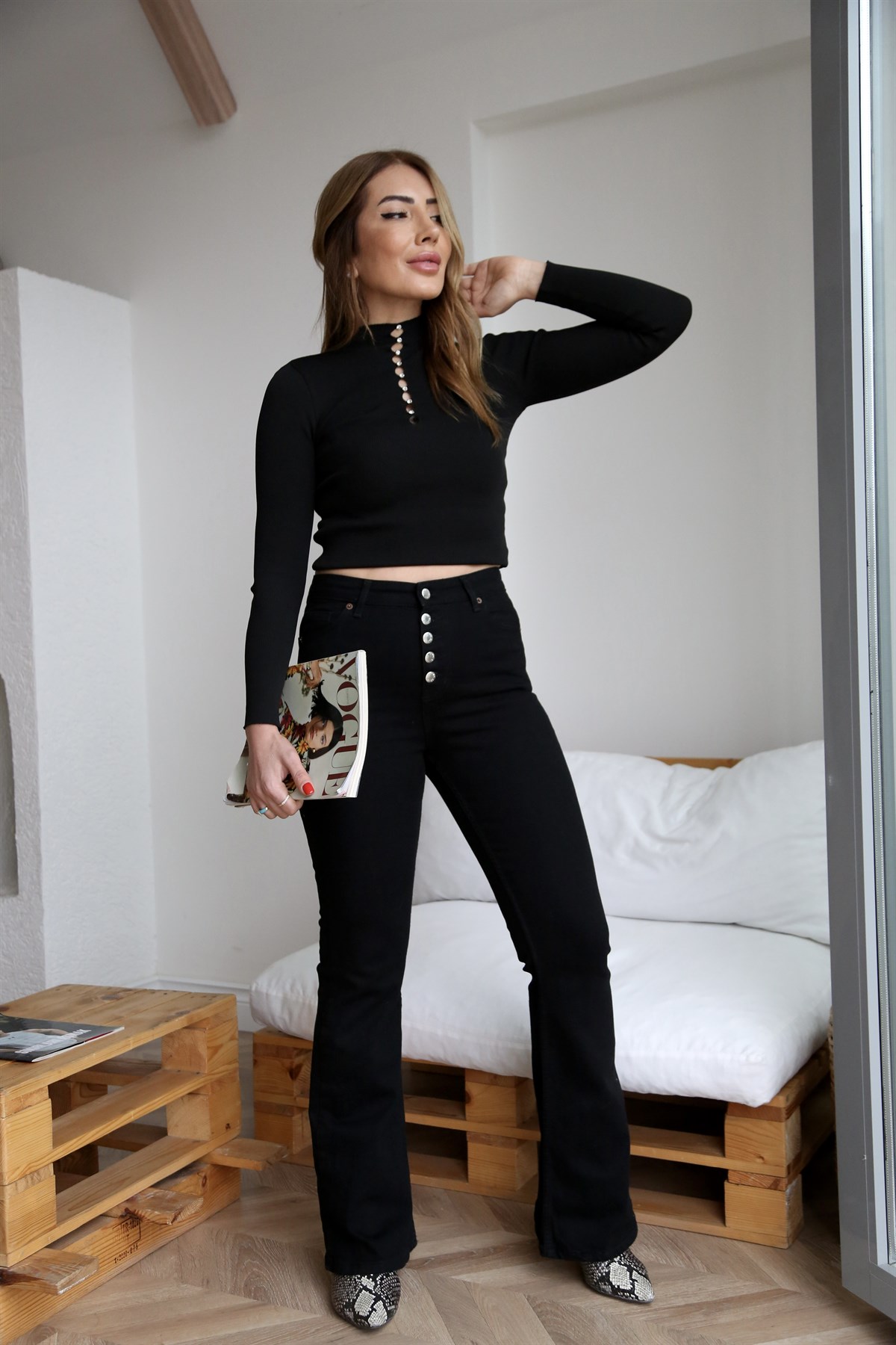 Siyah Düğme Detaylı İspanyol Jean