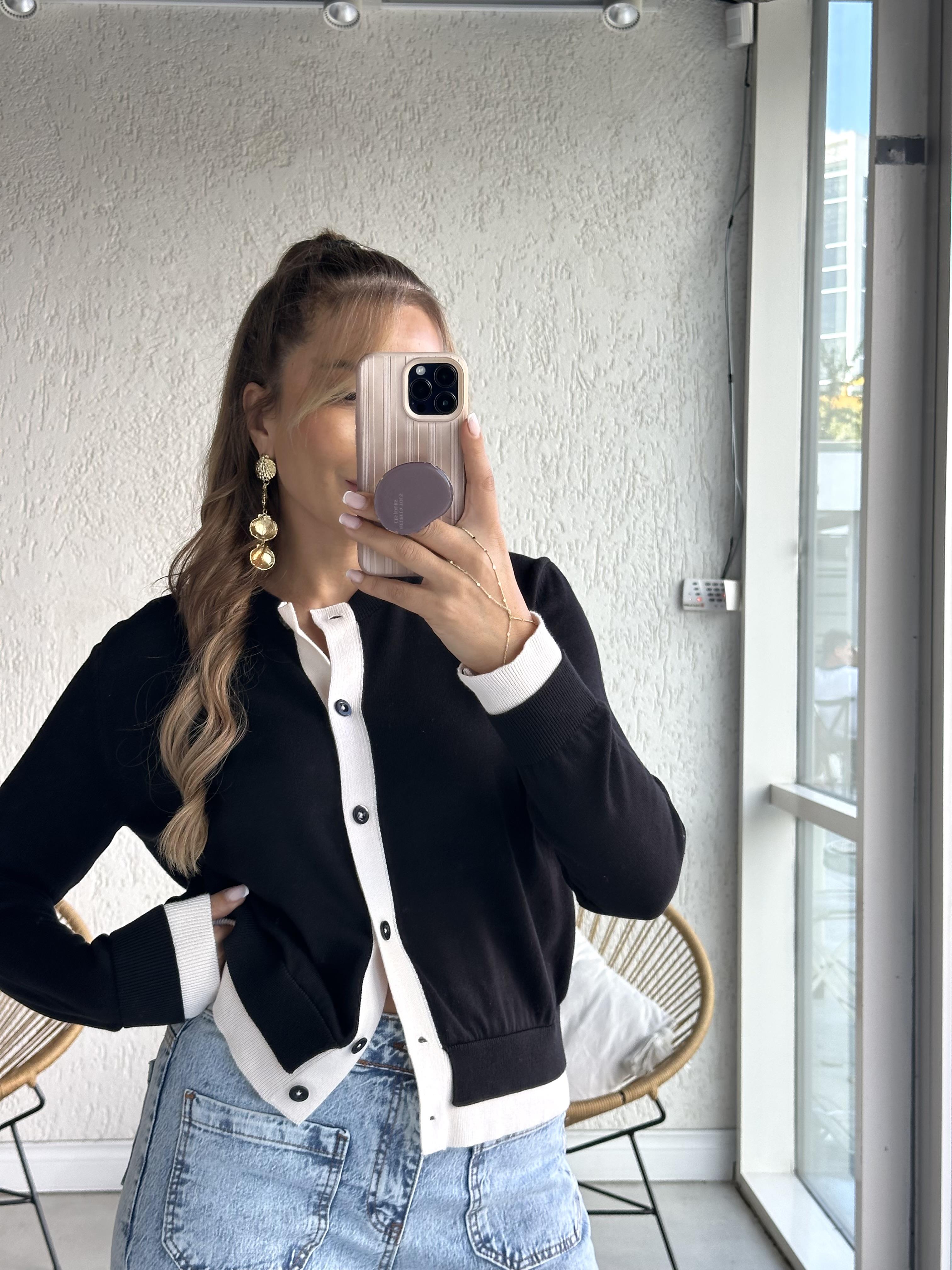 Siyah Ekru Düğmeli Triko Hırka