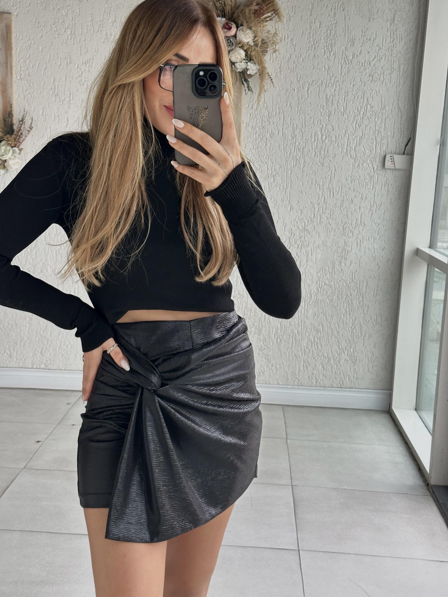 Siyah Fiyonk Detaylı Şort Etek