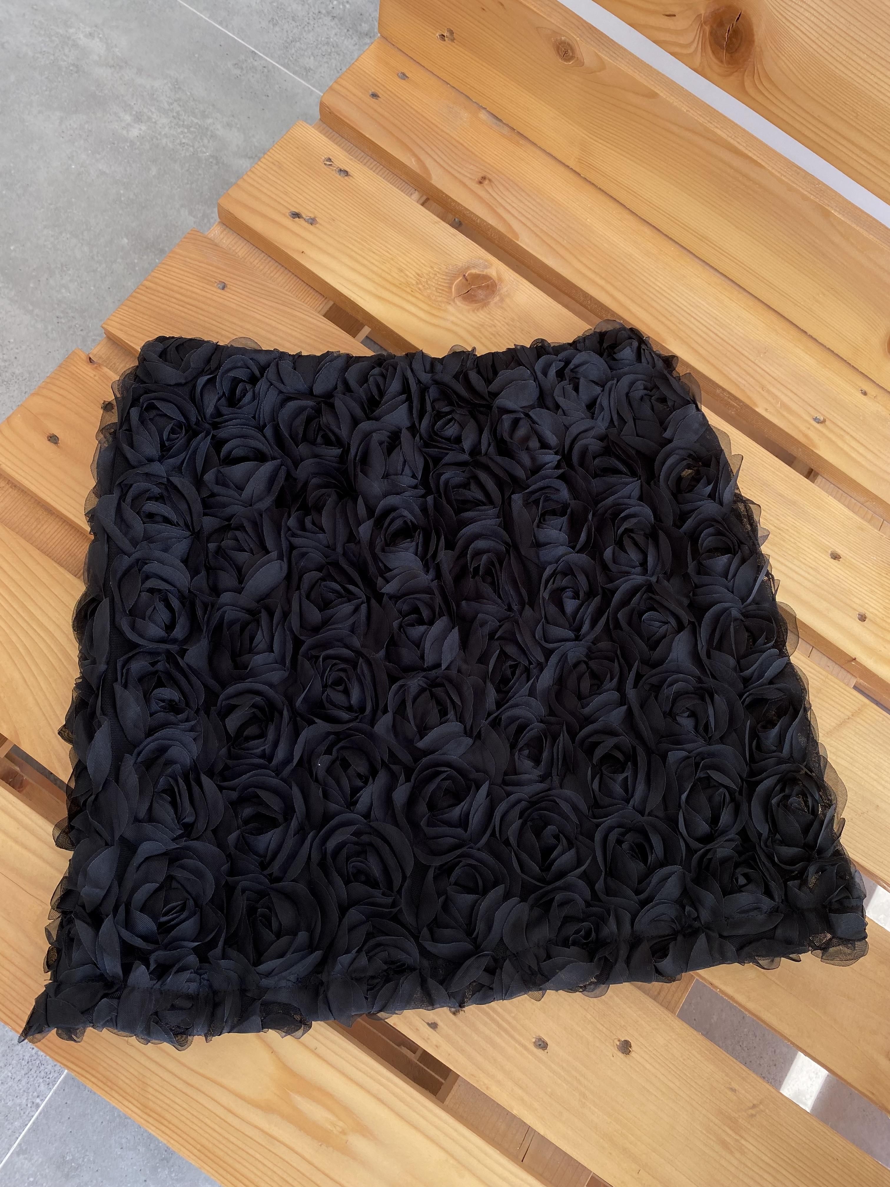 Siyah Güllü Kısa Etek