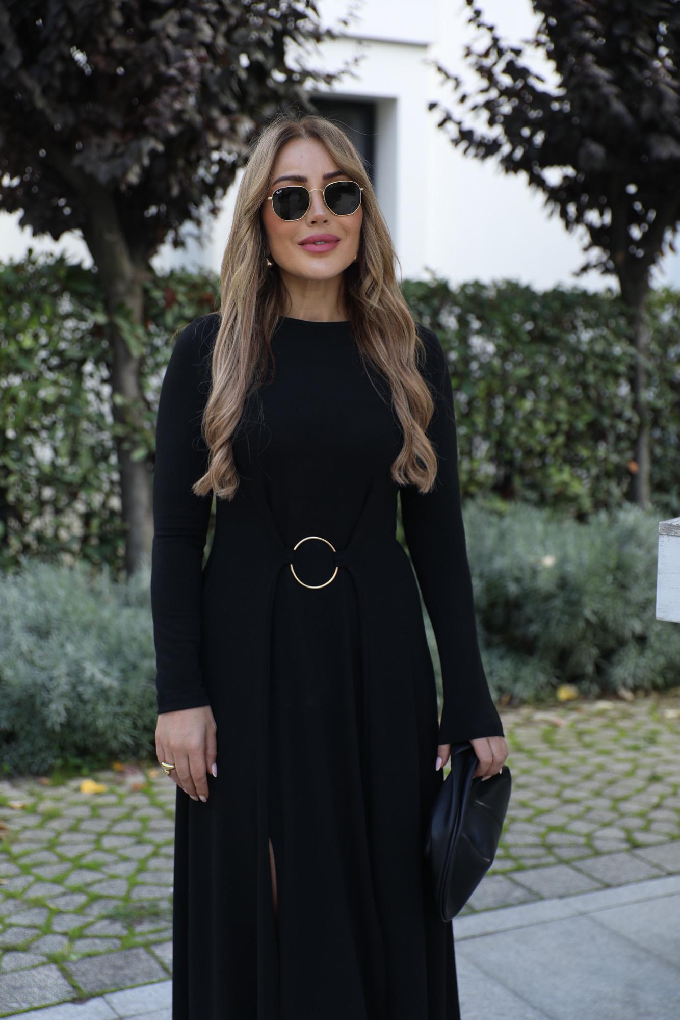 Siyah Halka Detay Çift Yırtmaçlı Elbise 