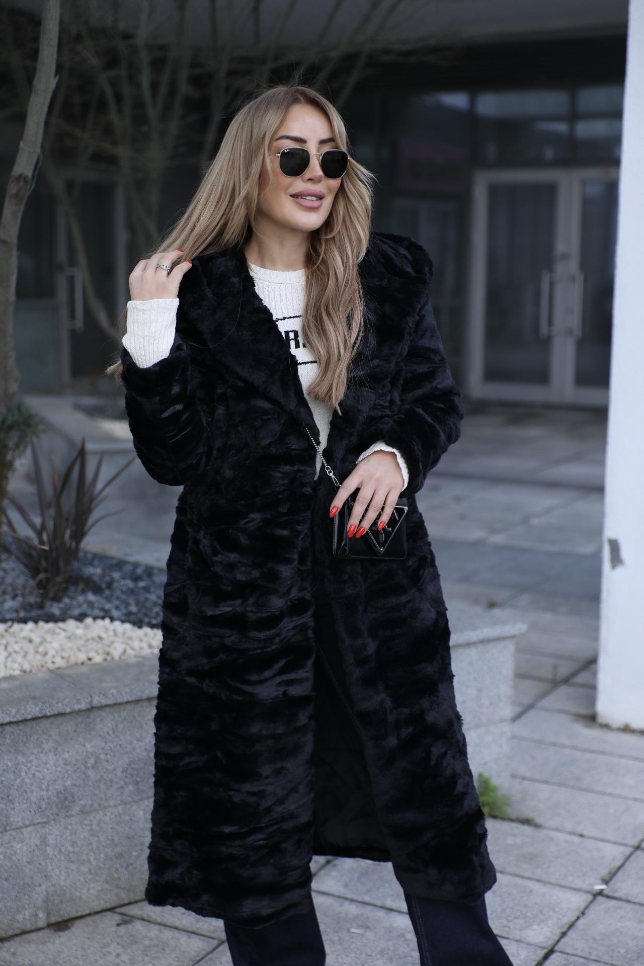 Siyah Kapüşonlu Kürk Kaban