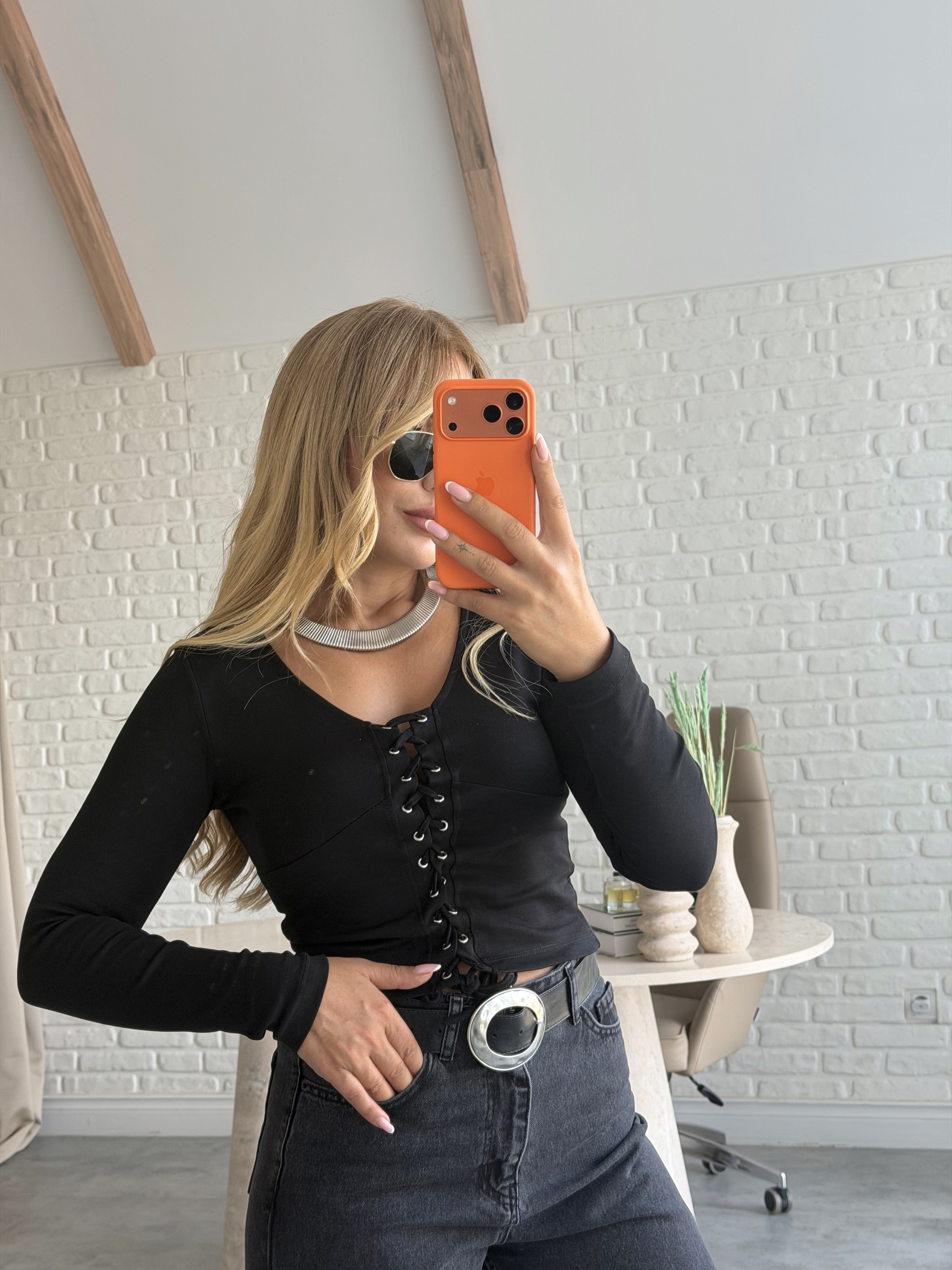 Siyah Kuşgözü Detaylı Bluz