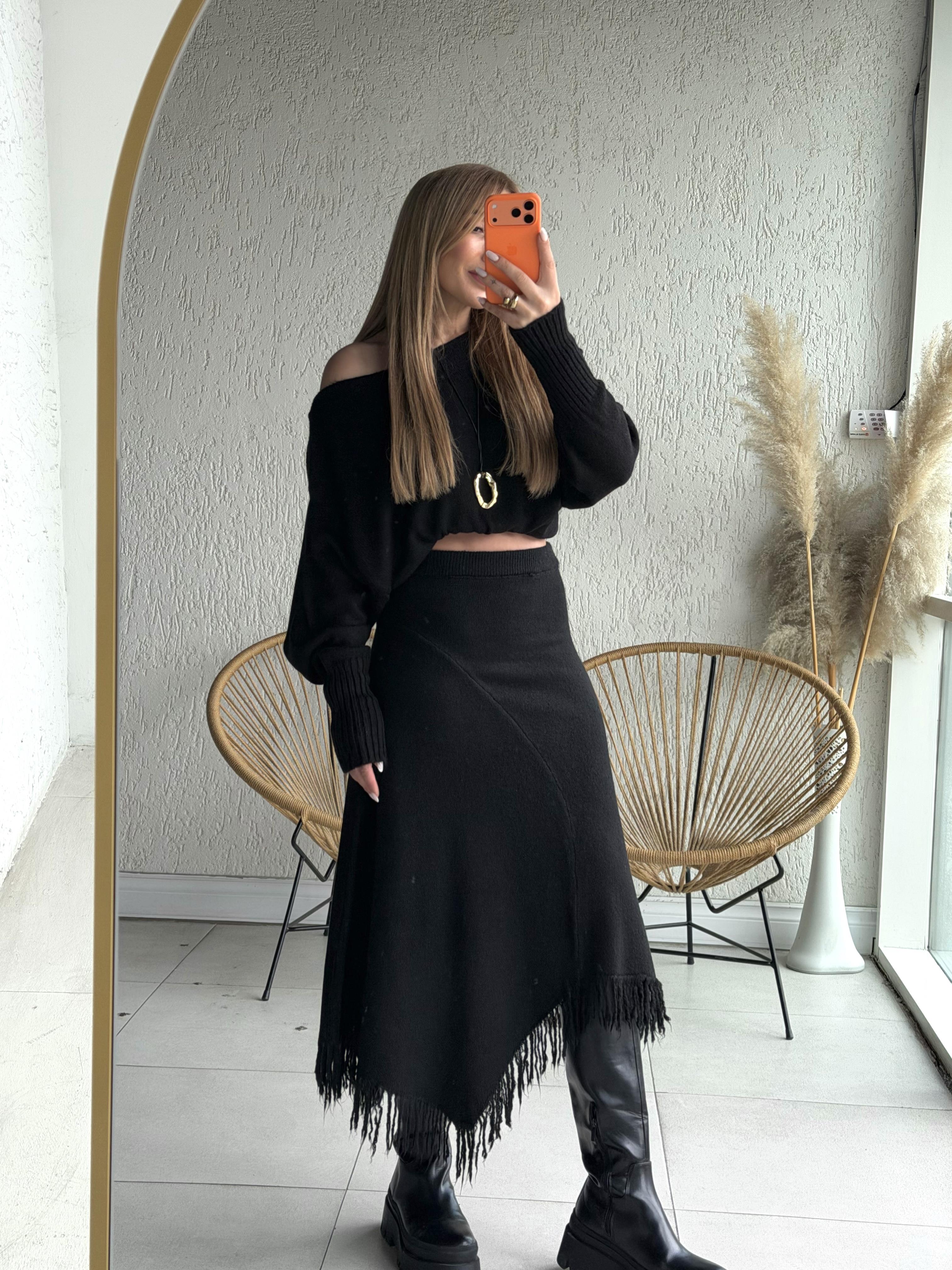 Siyah Püskül Detaylı Triko Etek 