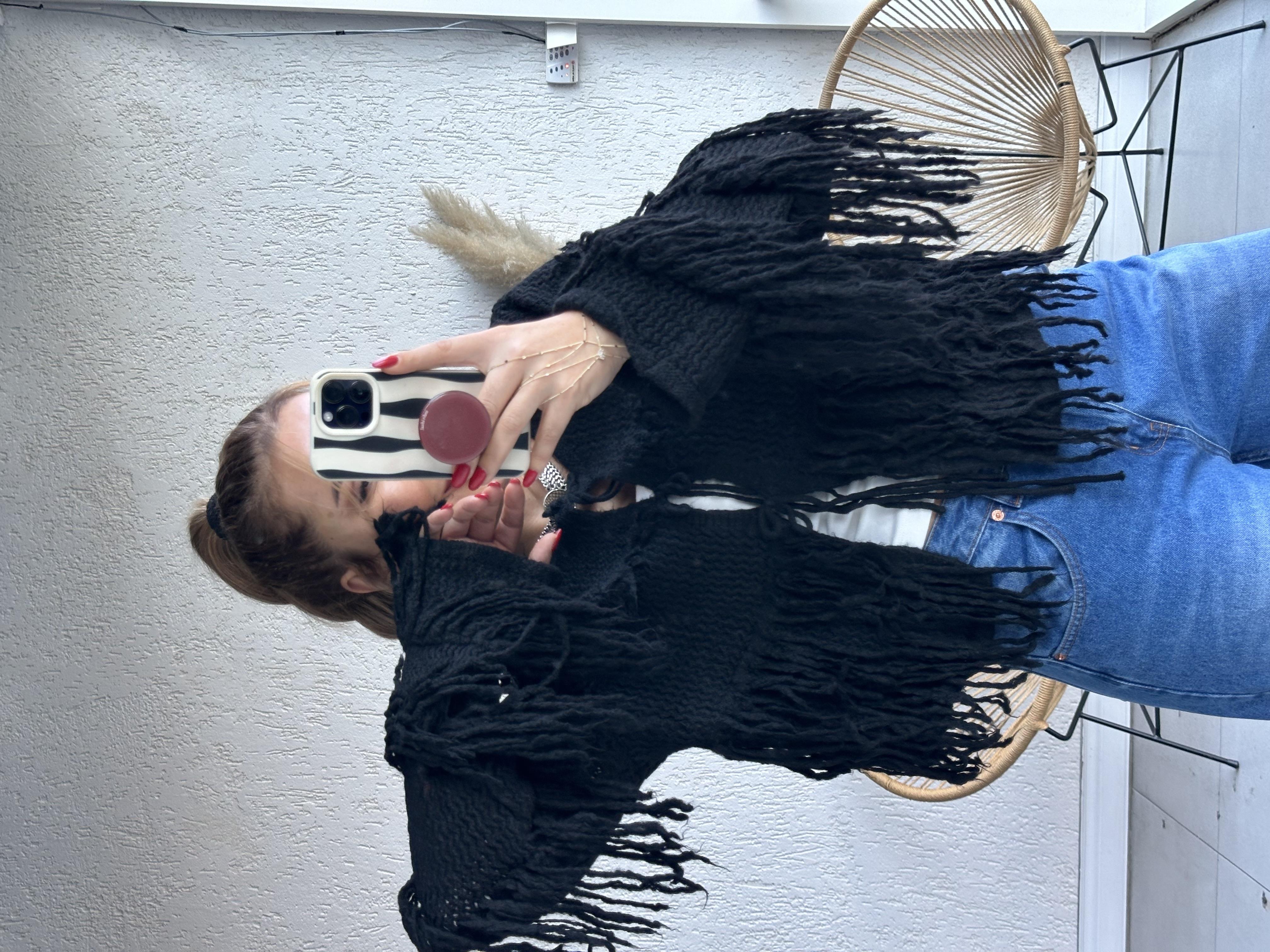 Siyah Püsküllü Hırka