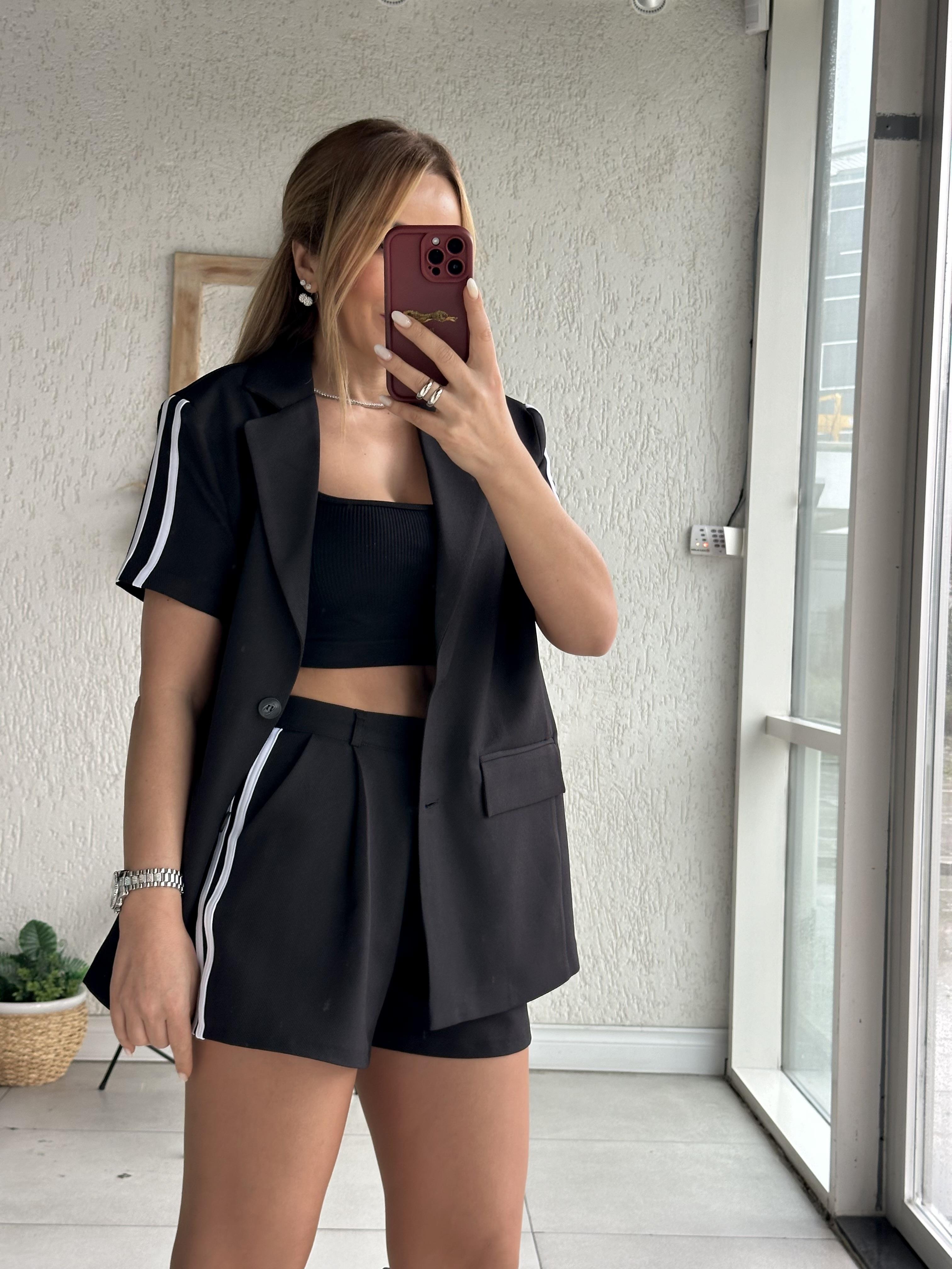 Siyah Şerit Detaylı Pileli Şort