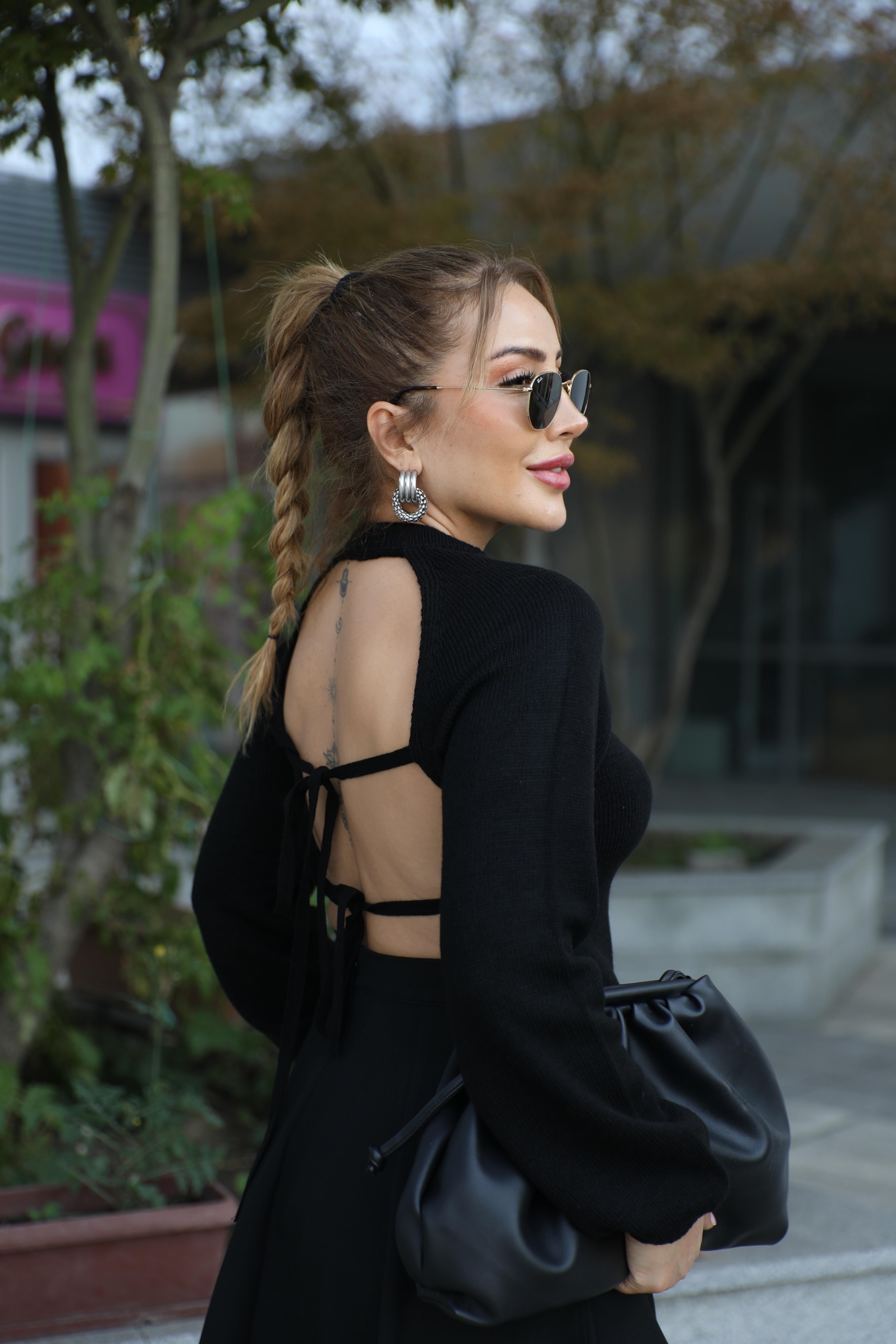 Siyah Sırt Bağlama Detaylı Triko Kazak