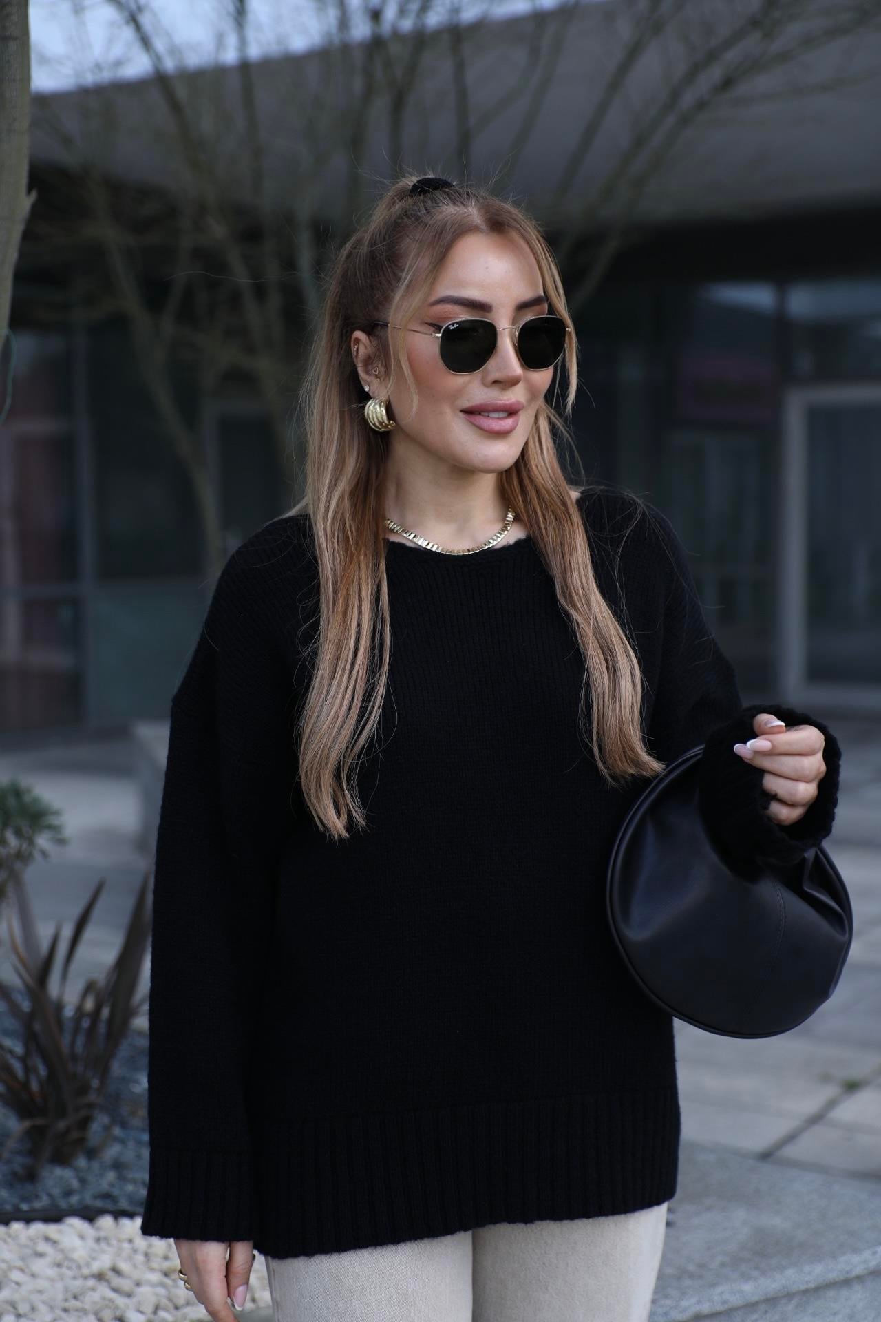 Siyah Sırt Dantel Detay Kazak