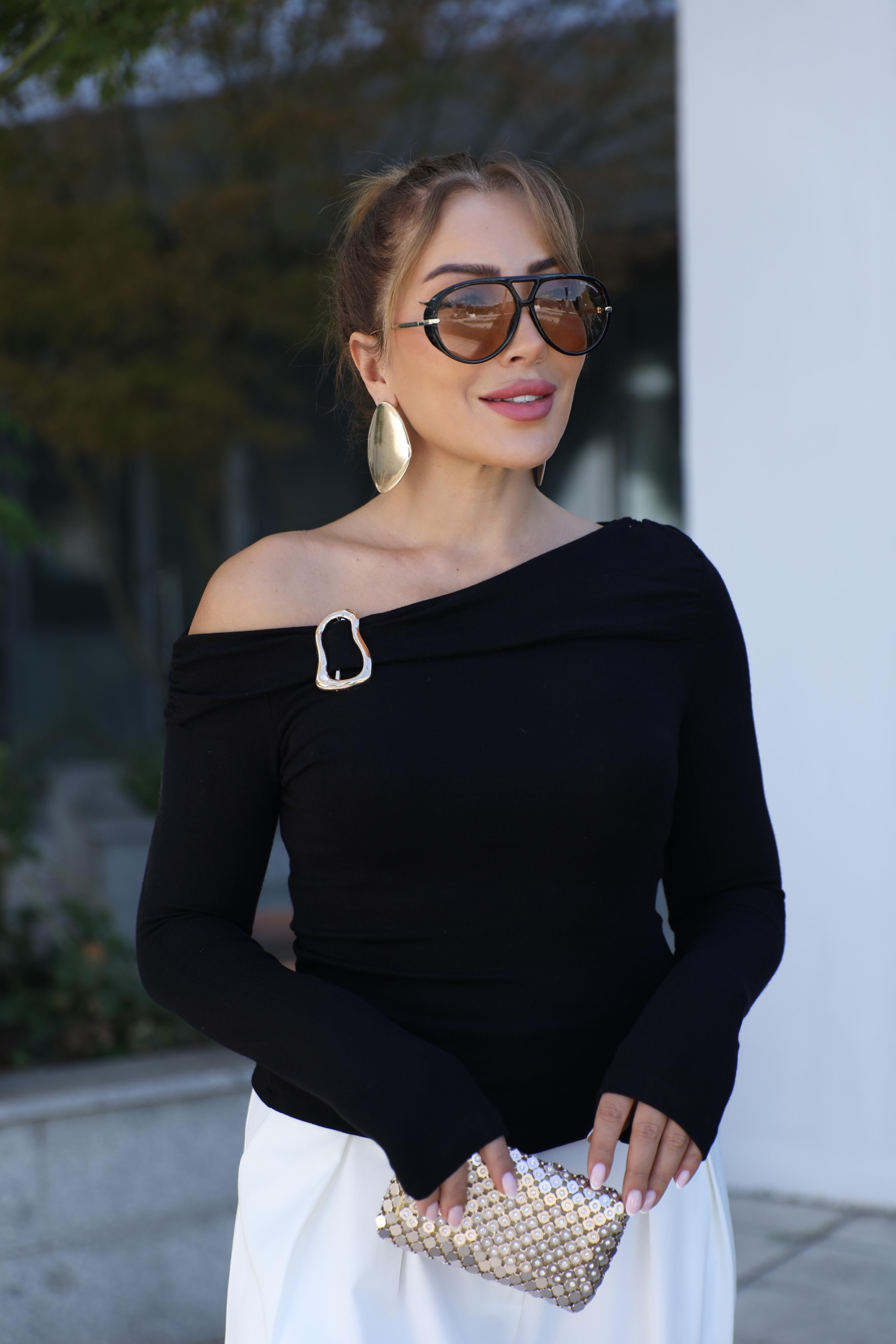 Siyah Toka Detaylı Bluz