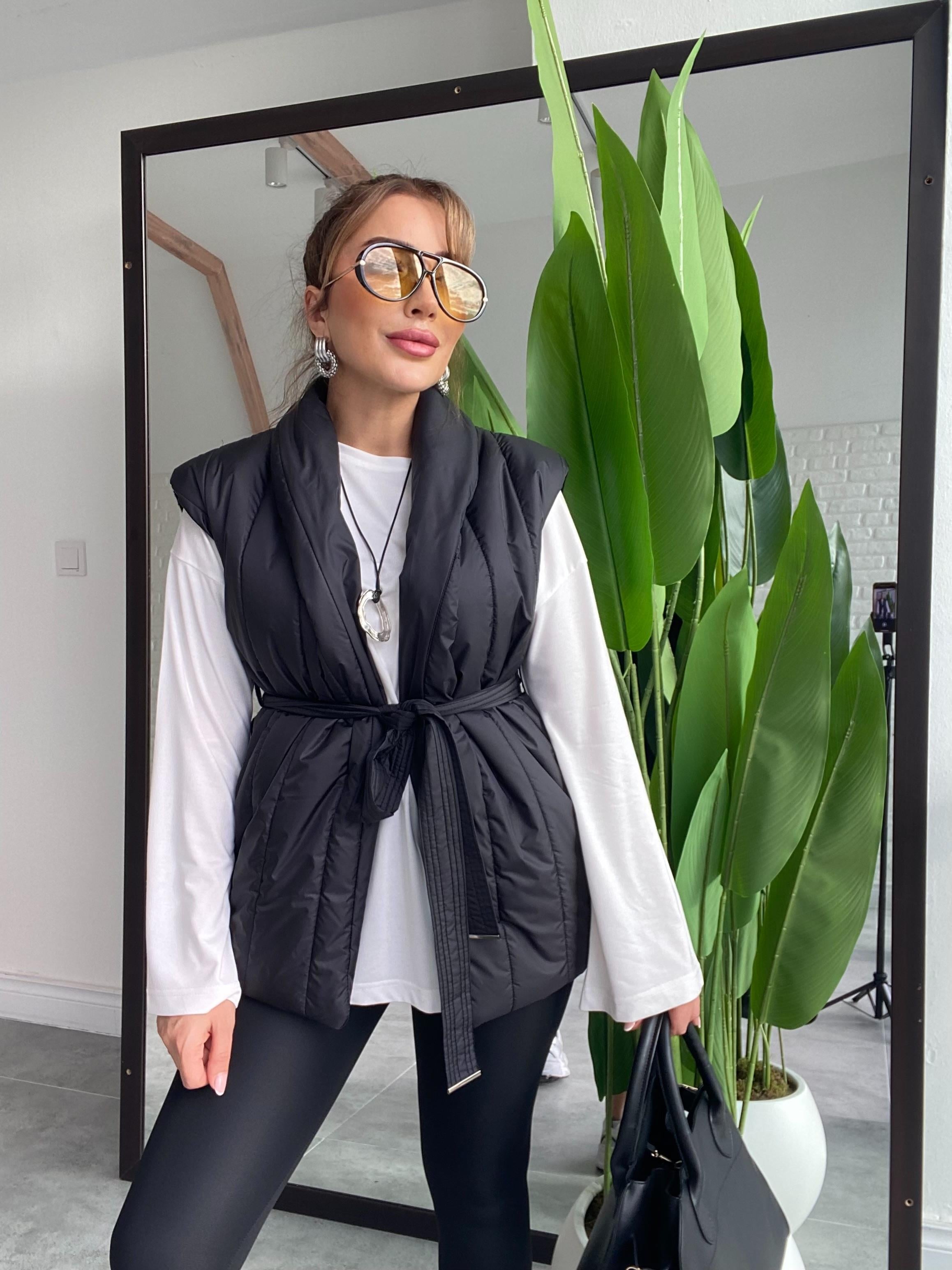 Siyah Triko Detaylı Yelek