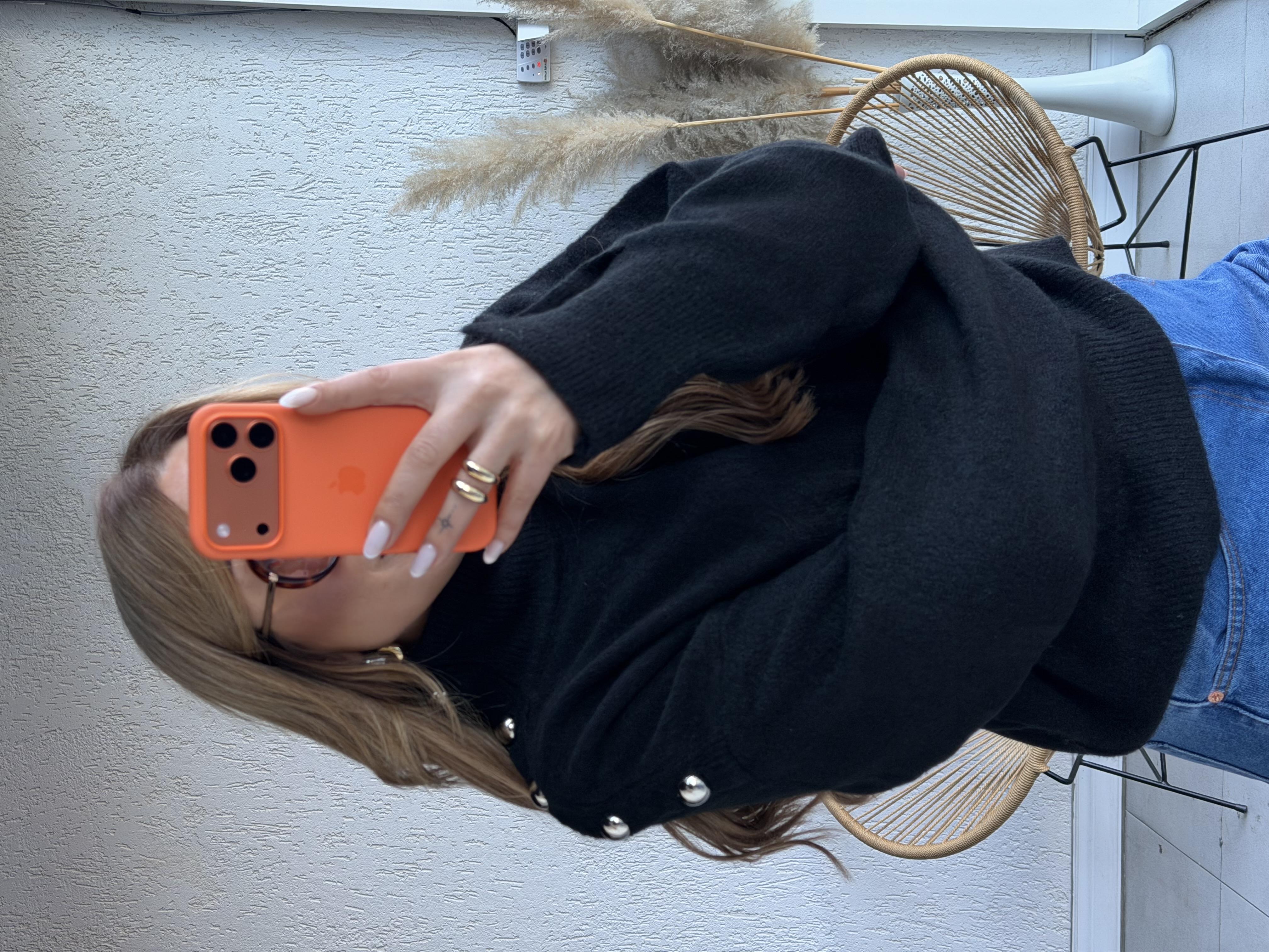 Siyah Yaka Düğmeli Kazak