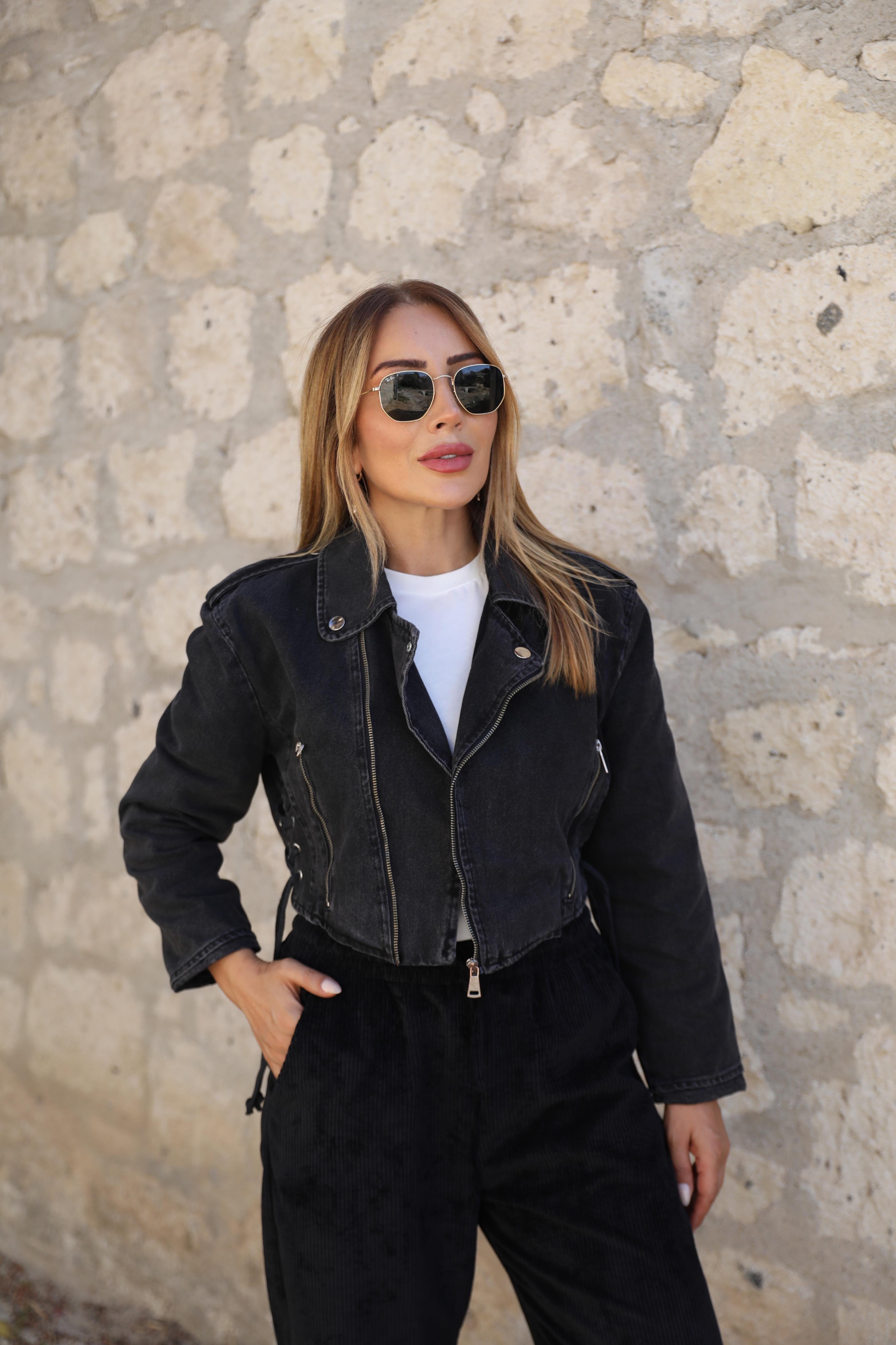 Siyah Yan Detaylı Denim Ceket