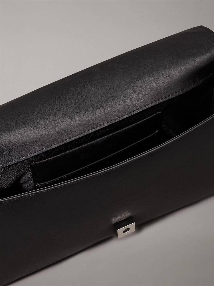 Calvin Klein   Kadın Omuz Çantası K60K612905